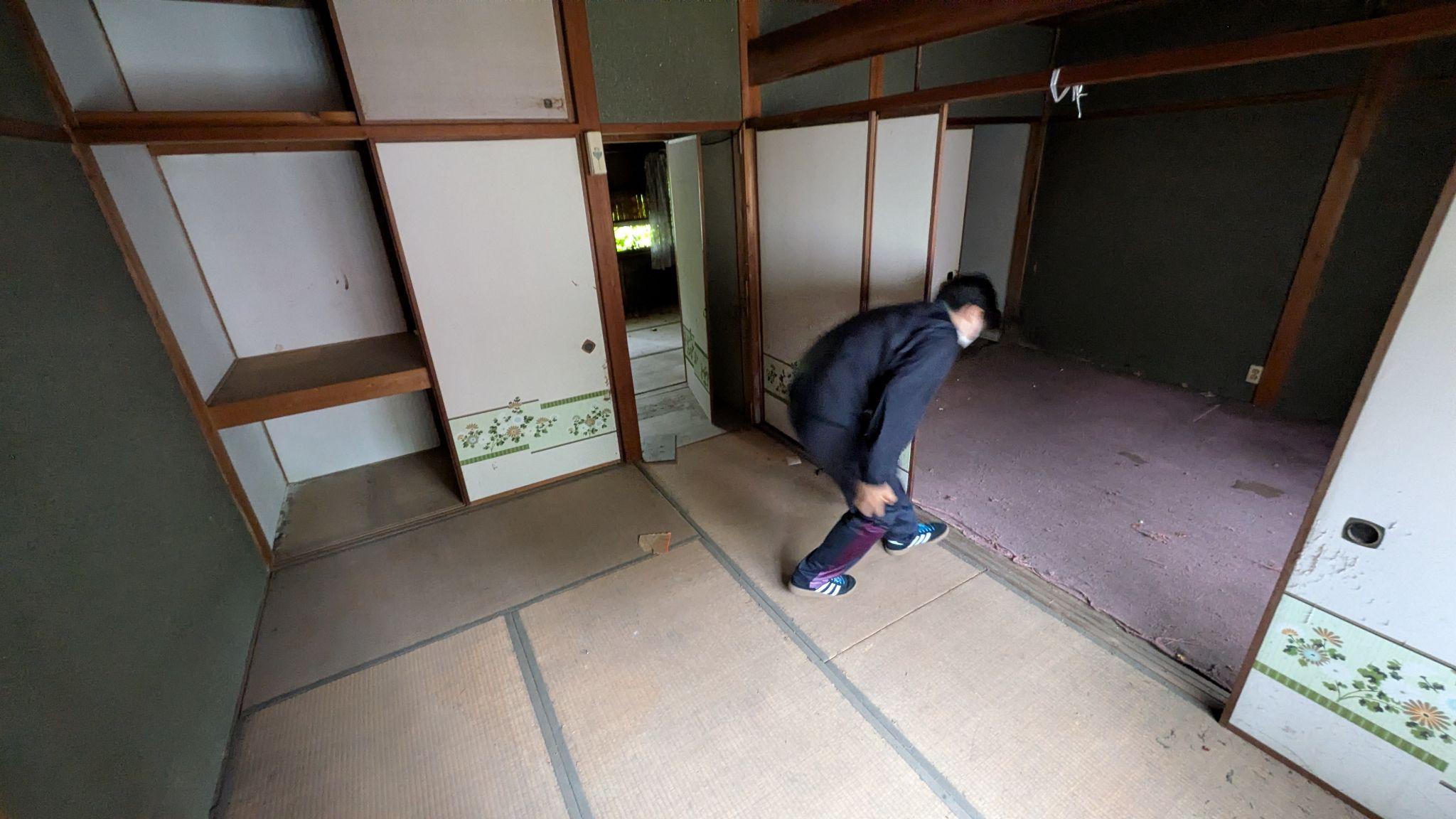 鳥羽市の古民家で室内を確認しながら実測調査を行う学生