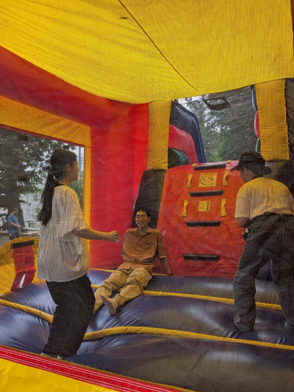 裾野市の子ども会行事でバルーンキャッスルを楽しむ子どもと学生