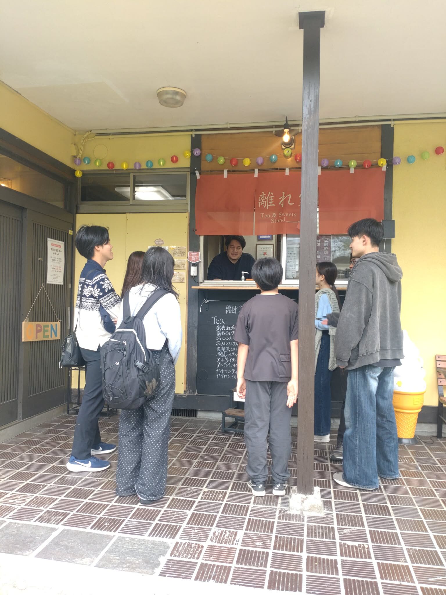 花巻中心市街地を歩きながらリノベーションまちづくりを学ぶ学生