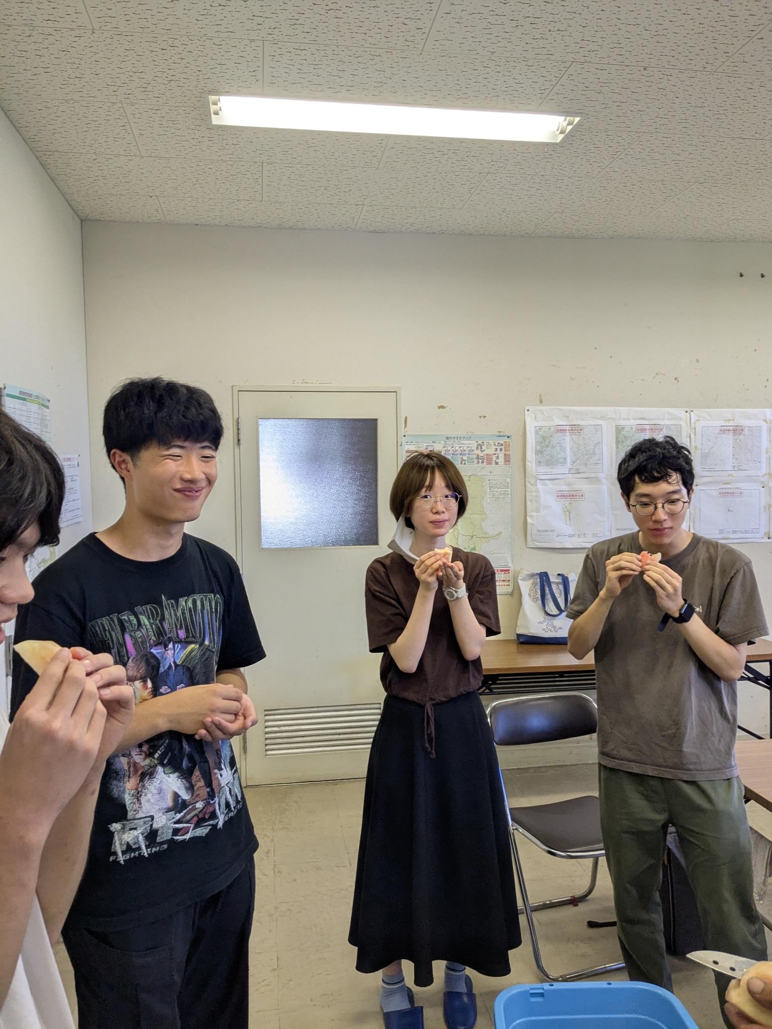 五十沢地域で桃の生産者と顔合わせを行う東京大学の学生