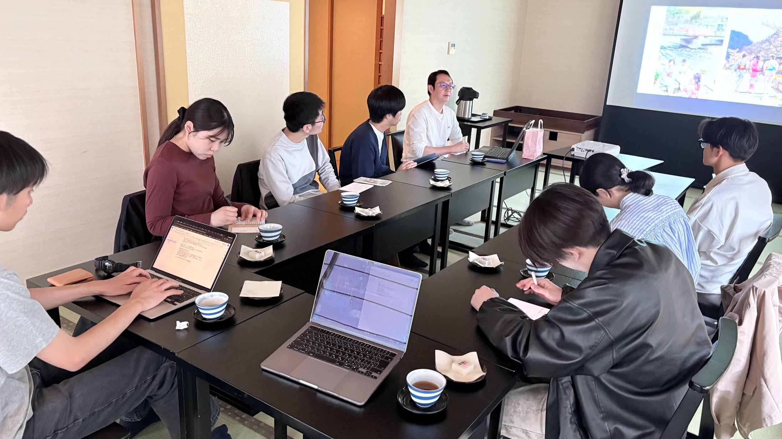 あつみ温泉の旅館たちばなやで経営や関係人口について話を聞く学生
