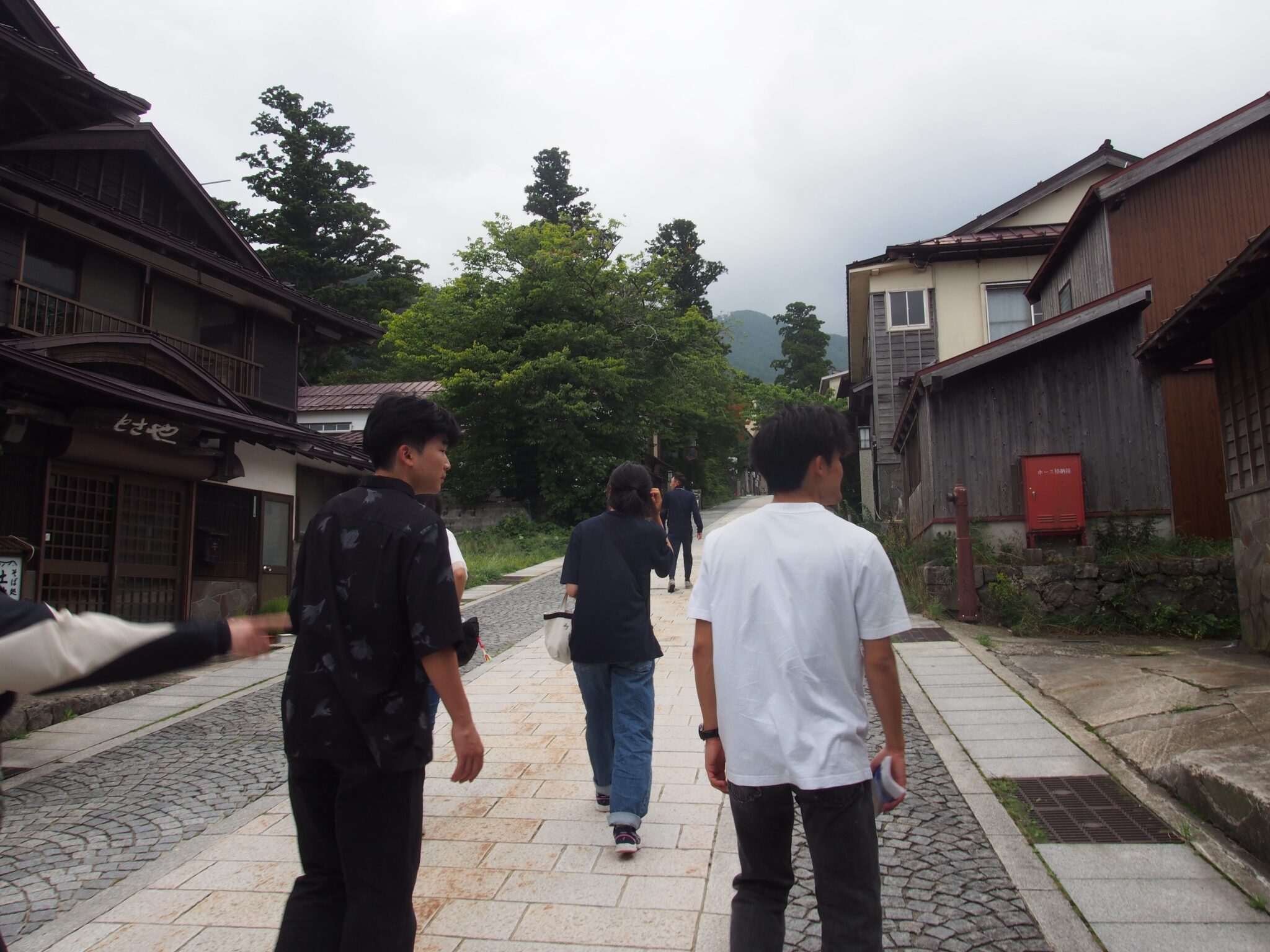 鳥取県大山町の大山寺周辺を散策する学生