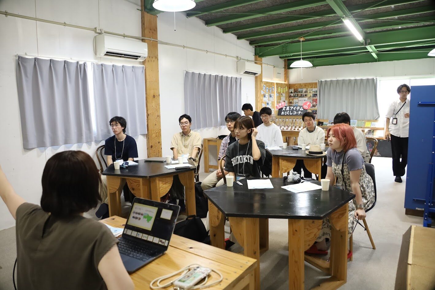 益田市のユタラボで中間支援組織の活動について説明を受ける学生