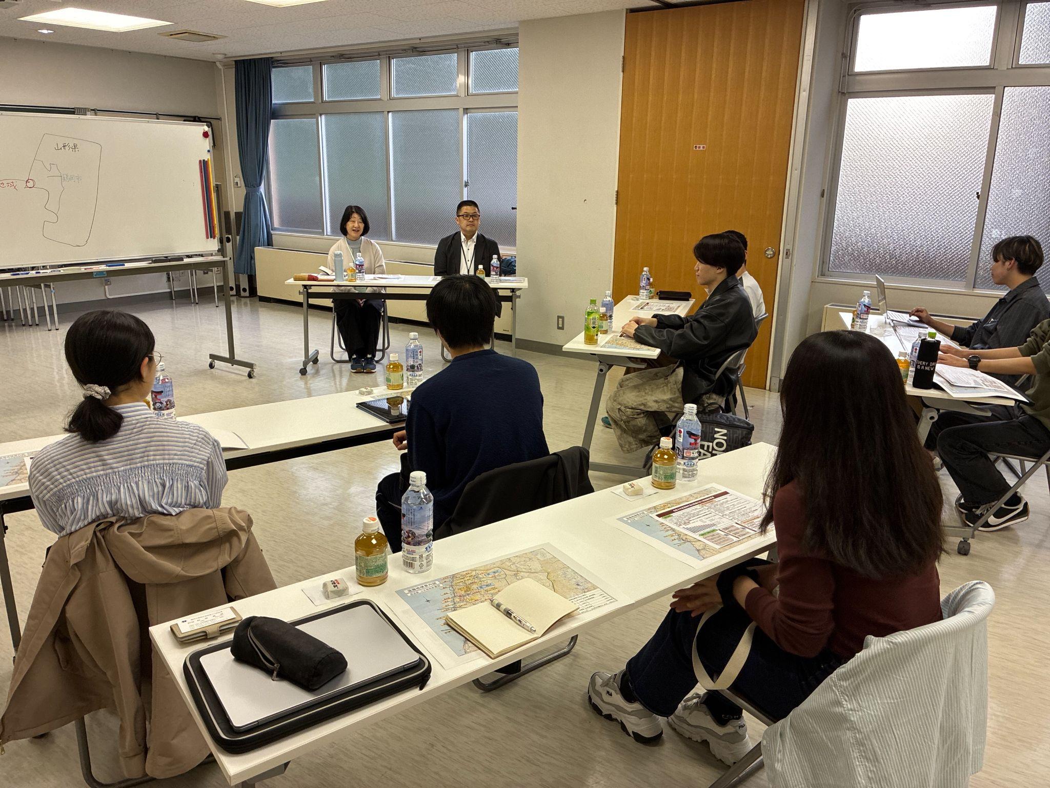 温海ふれあいセンターで温海庁舎職員から地域振興について話を聞く学生