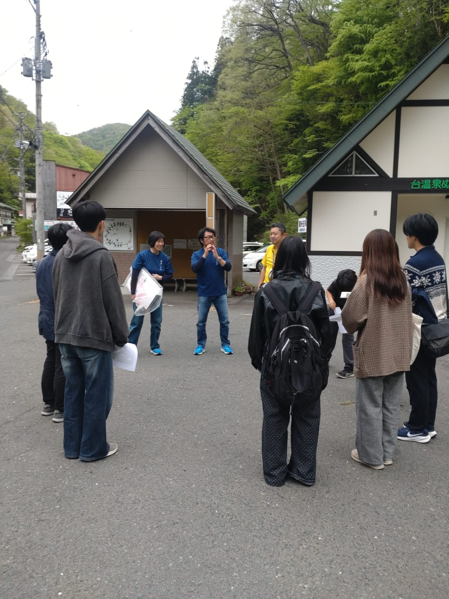 花巻市の台温泉で旅館再生の現場を視察する学生