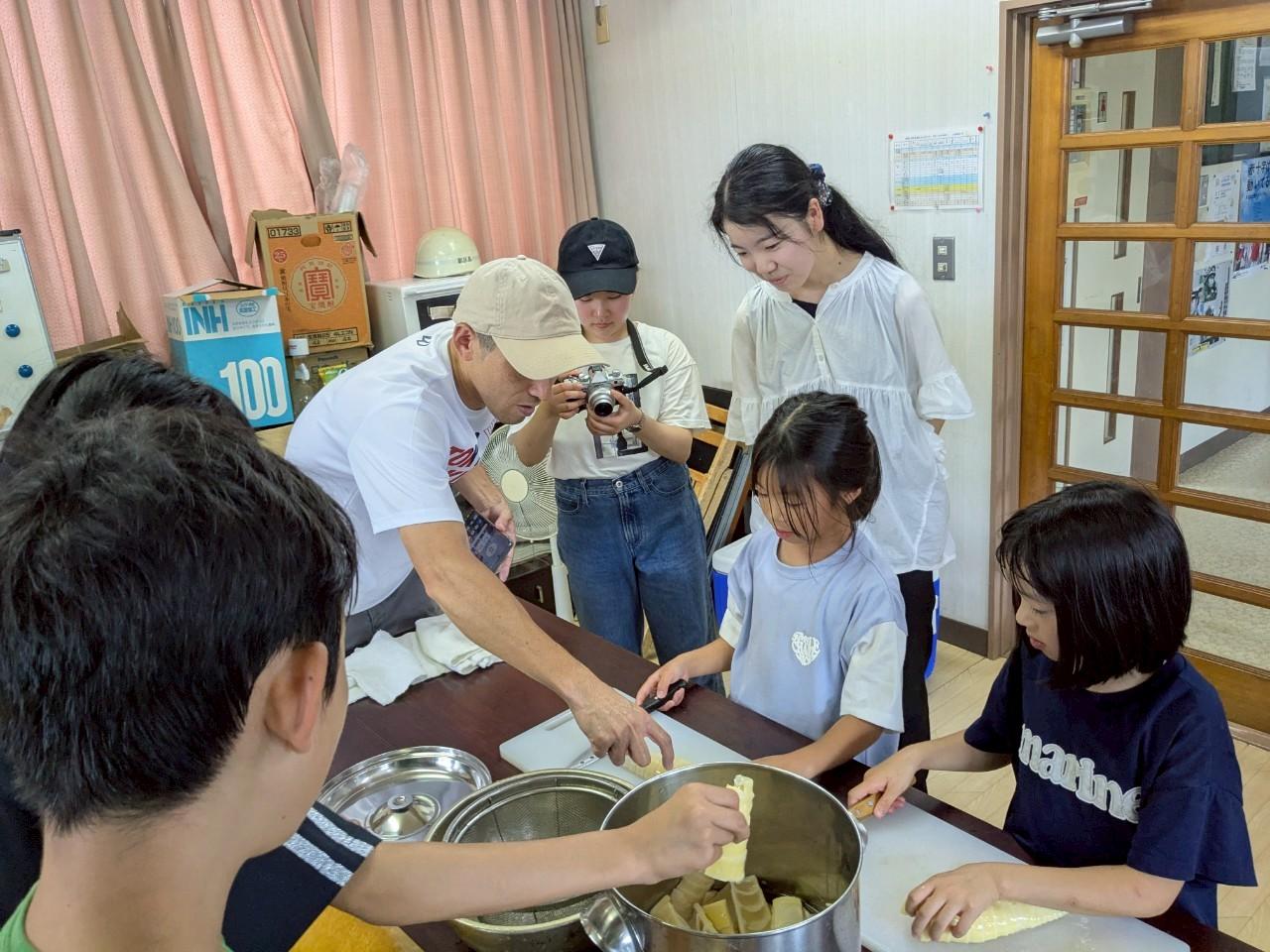 裾野市で子どもたちと一緒に純国産メンマを作る学生