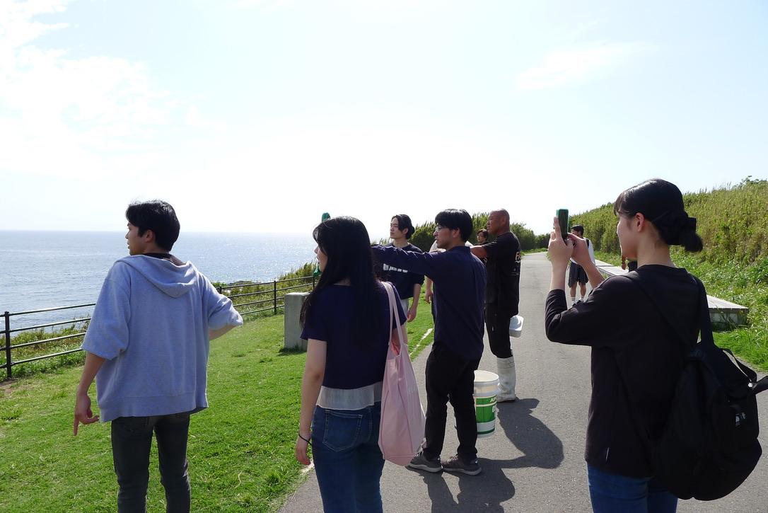 城ヶ島でFABOの藻場保全活動について説明を受ける学生