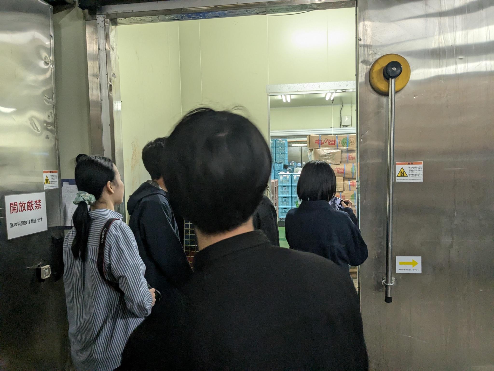 所沢アップセンターの大型冷蔵庫を見学する学生