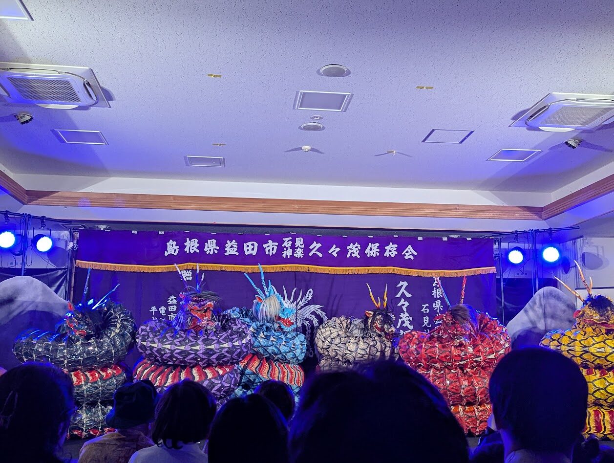 益田駅前で開催された久々茂神楽保存会の夜神楽