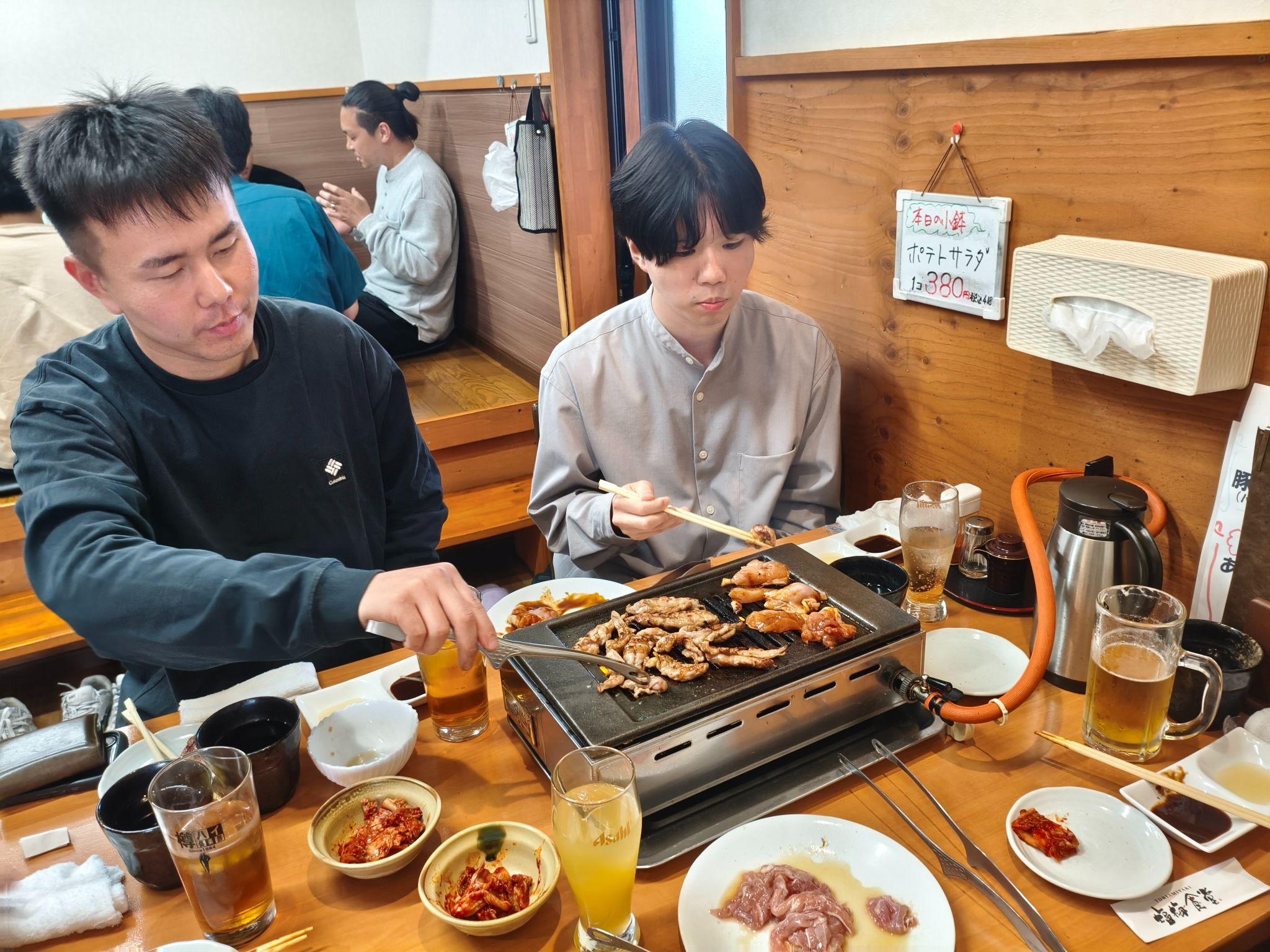 浅井農園とまるきんまるの皆さんを交えた懇親会で交流する学生