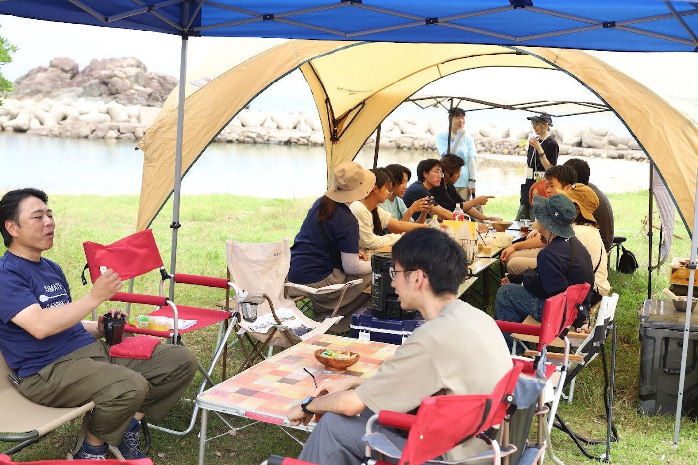 益田市鎌手地区で地域づくり協議会の方々と交流する学生