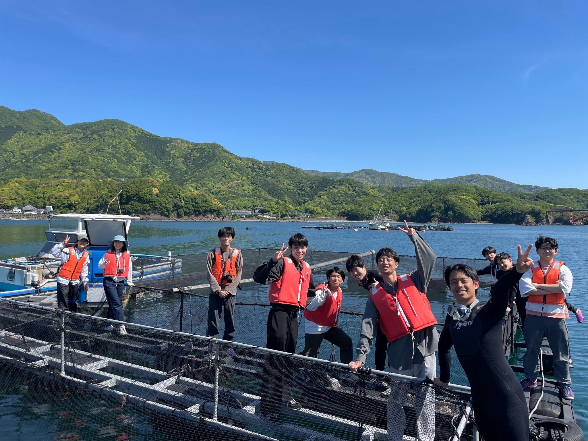 南伊勢町の海上にあるマダイ養殖場を視察する学生