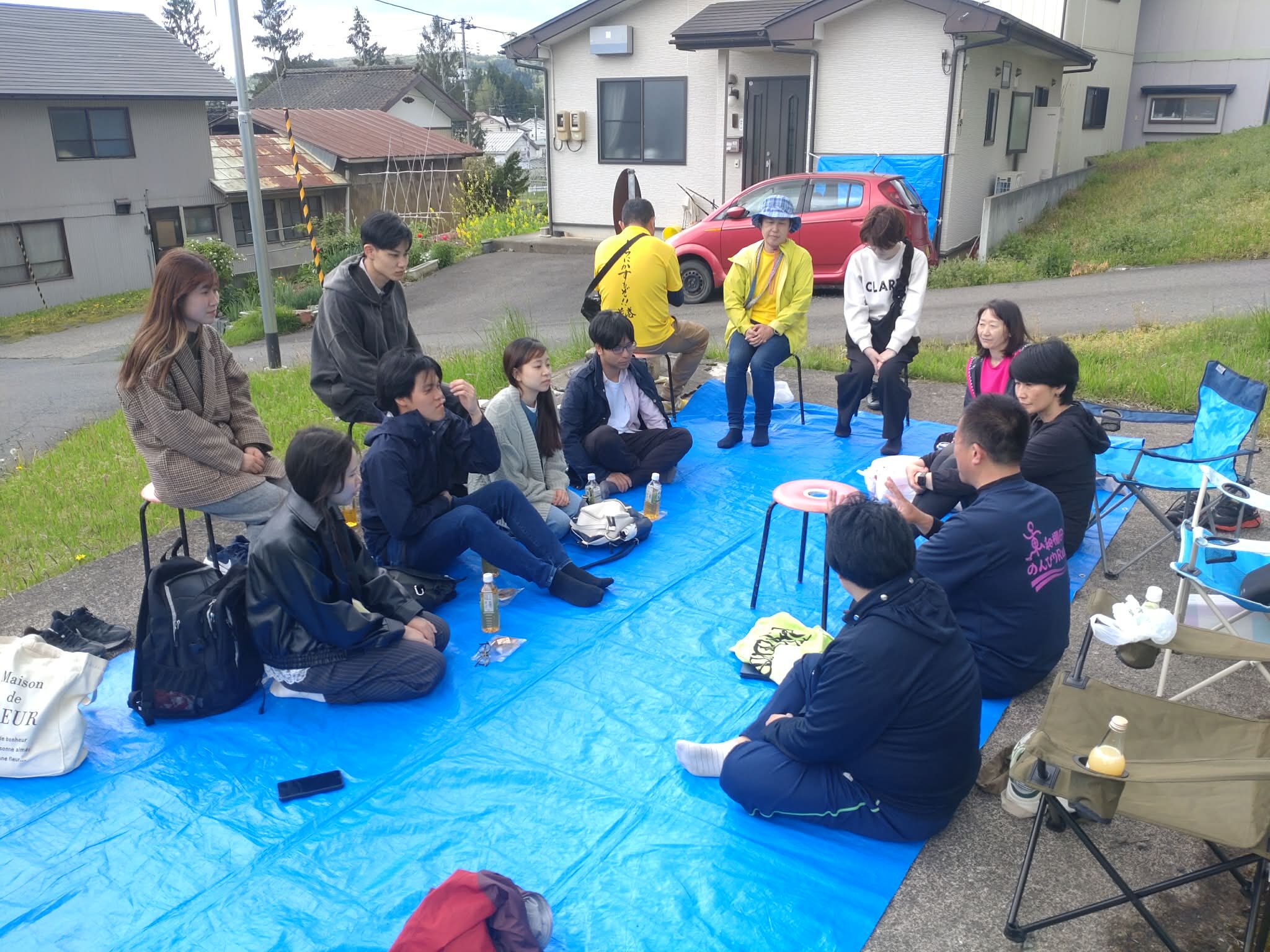 東和町のアートクラフトフェアと棚田地域を視察する学生