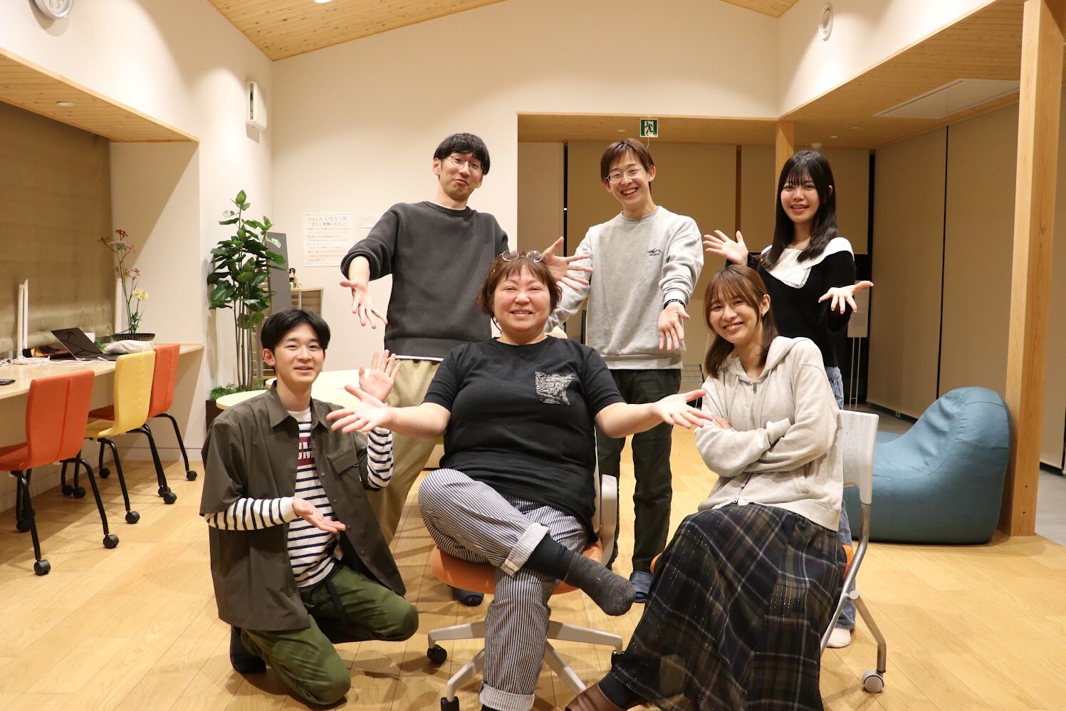美浜町の秋山さんや地域関係者と交流した学生の集合写真