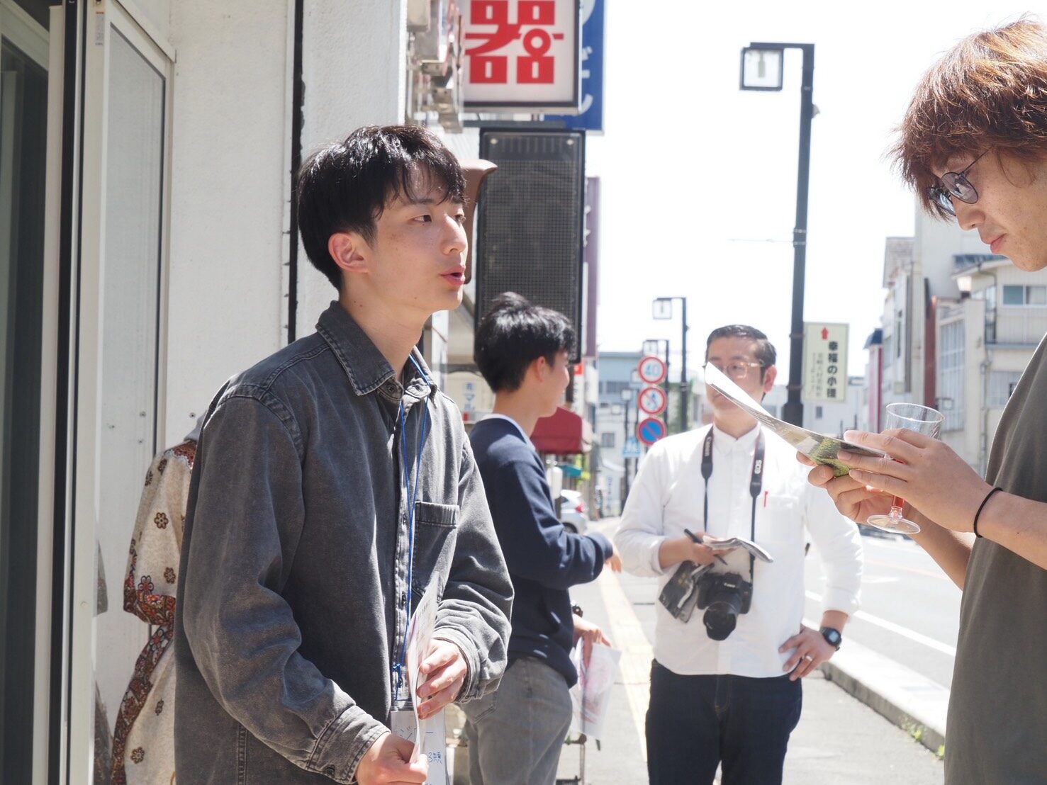 韮崎中央商店街のChance Centerでワイン試飲会を手伝う学生