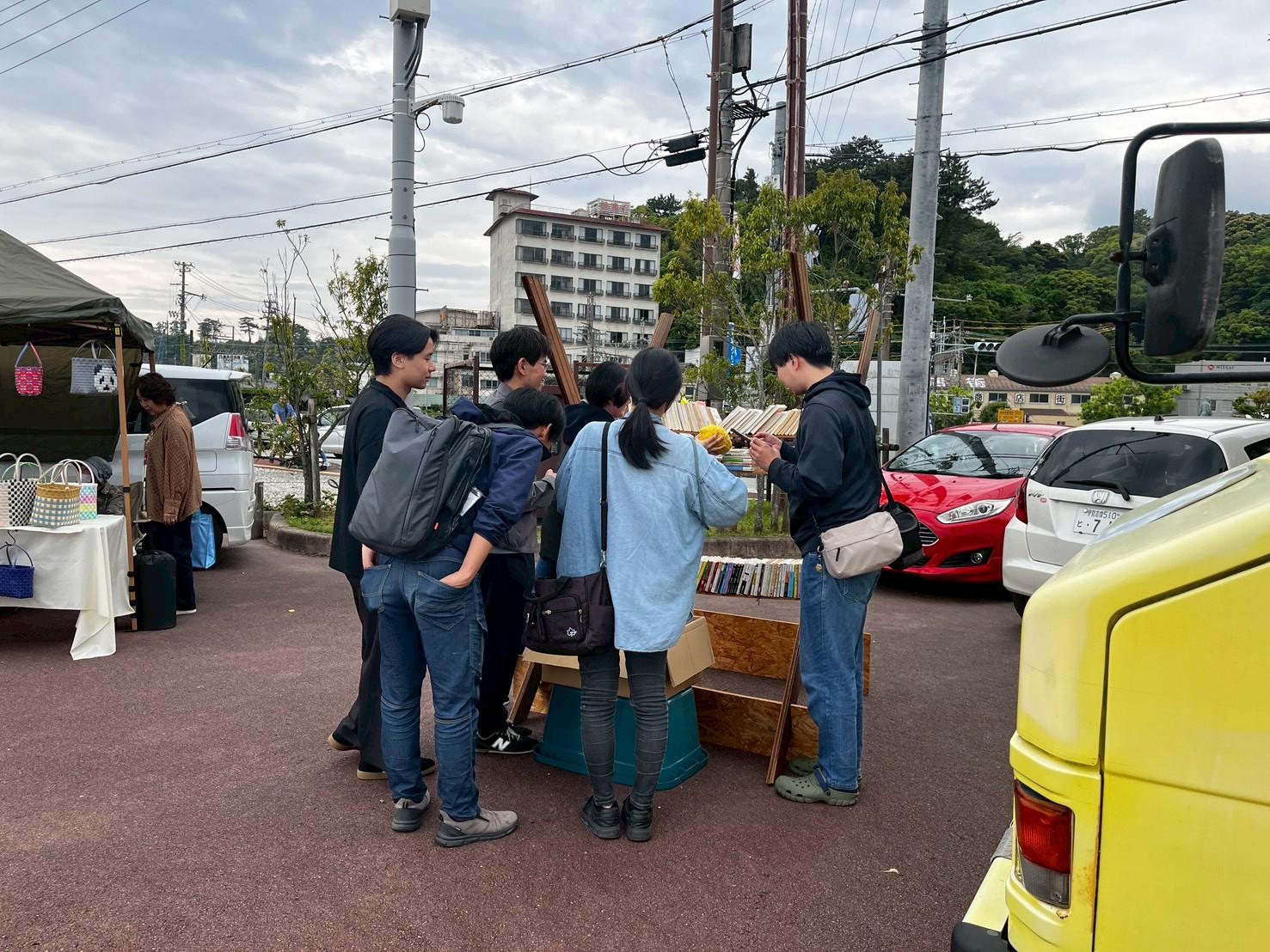 鳥羽駅前のイベントで古本を販売する学生