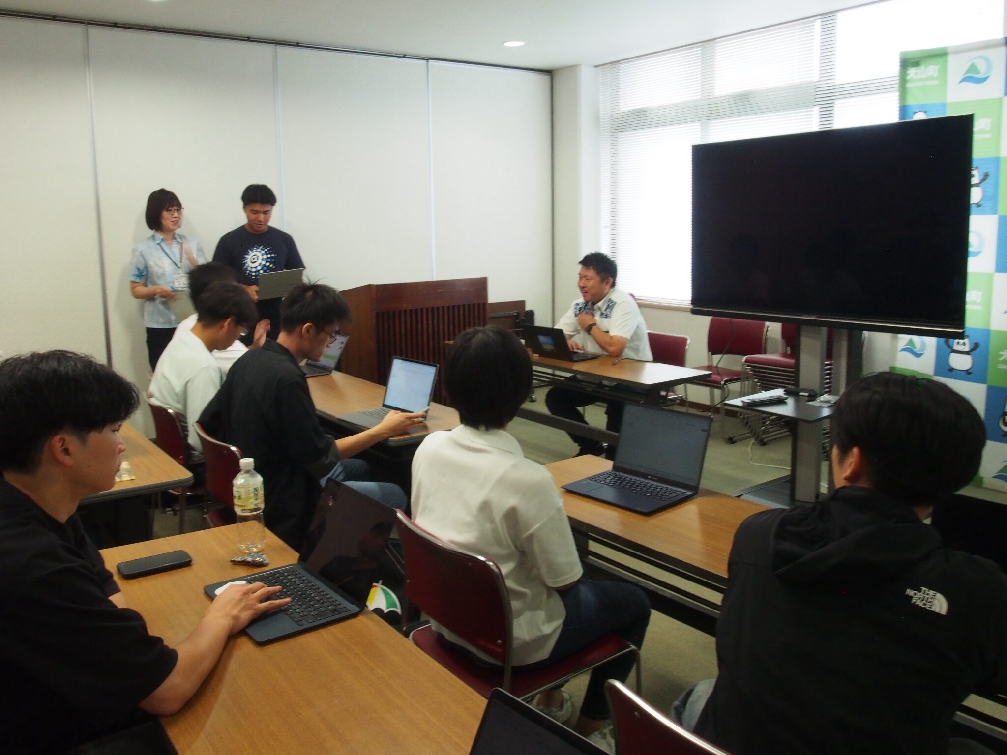 大山町役場で町の魅力について意見交換する学生と職員