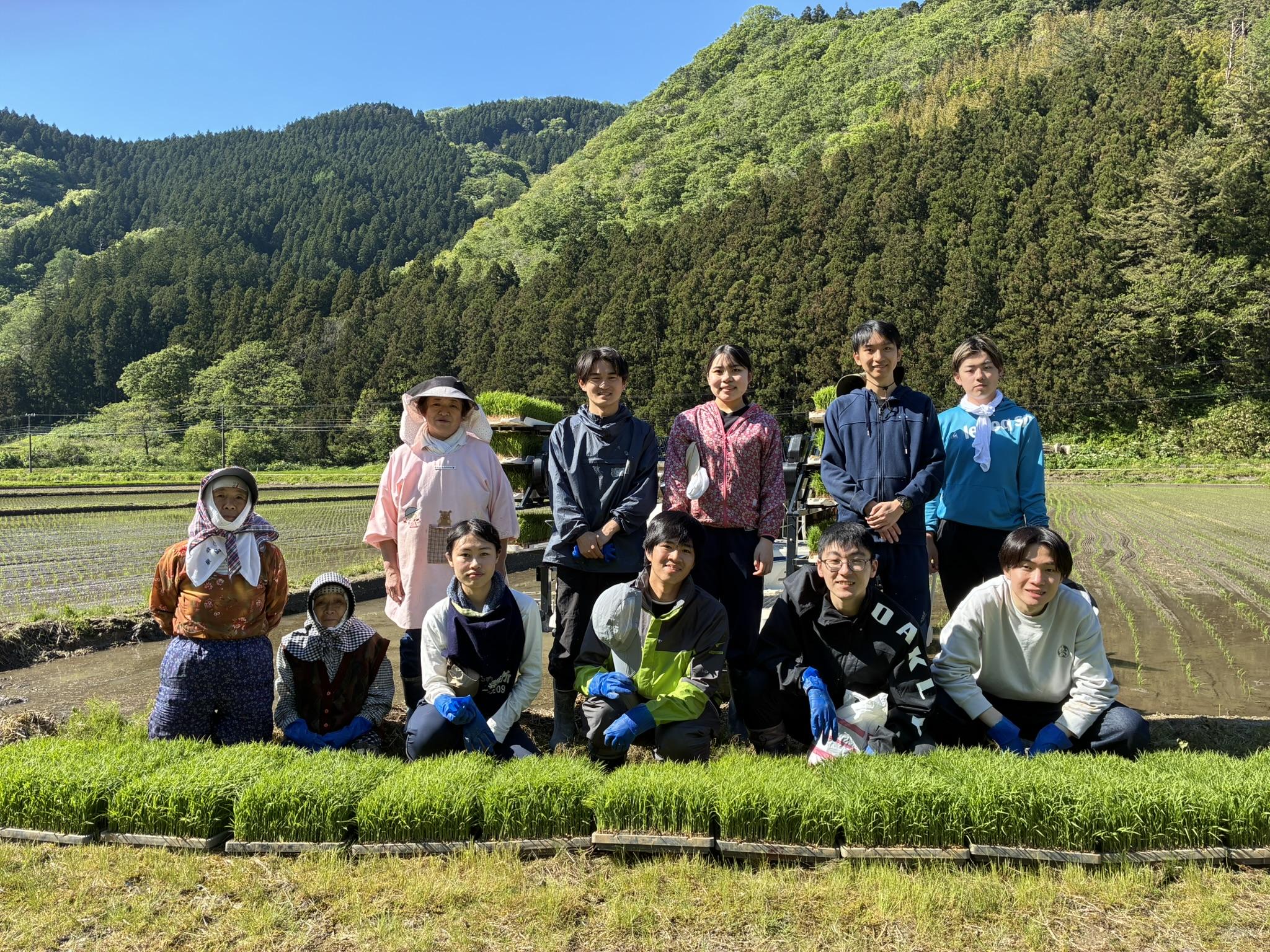 鍋倉集落の田んぼで地域住民と撮影したフィールドワーク参加者の集合写真