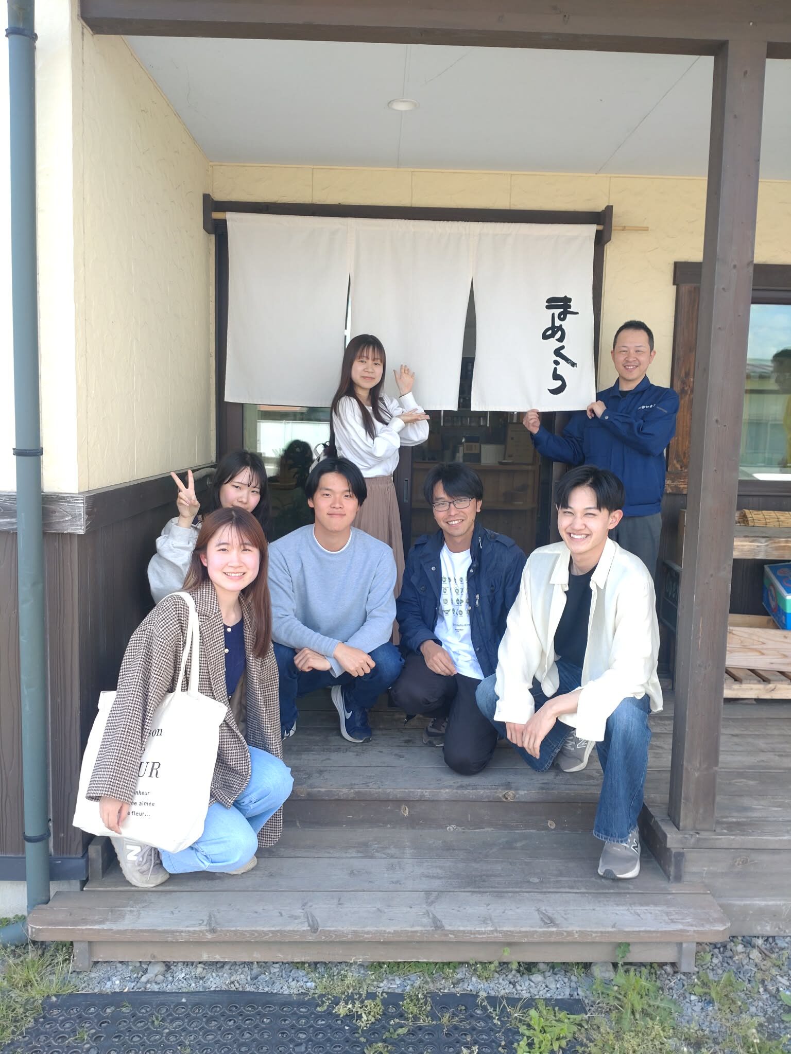 有限会社押切食品の漬物工場を見学する学生