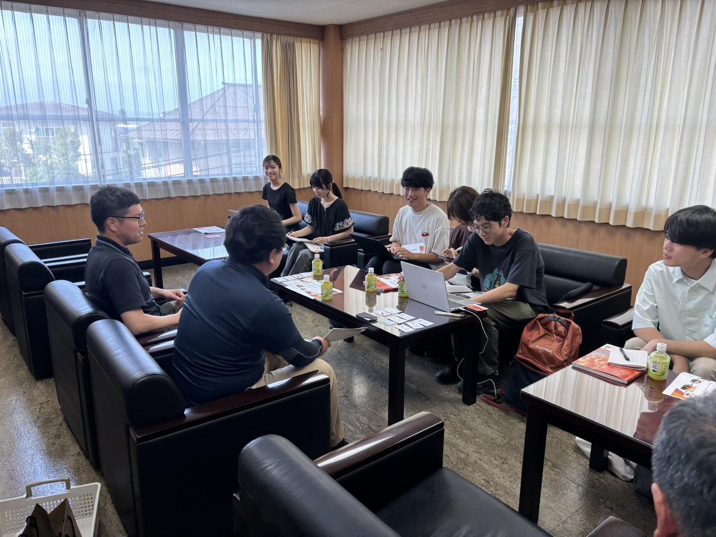 農業関係者へヒアリングを行う学生