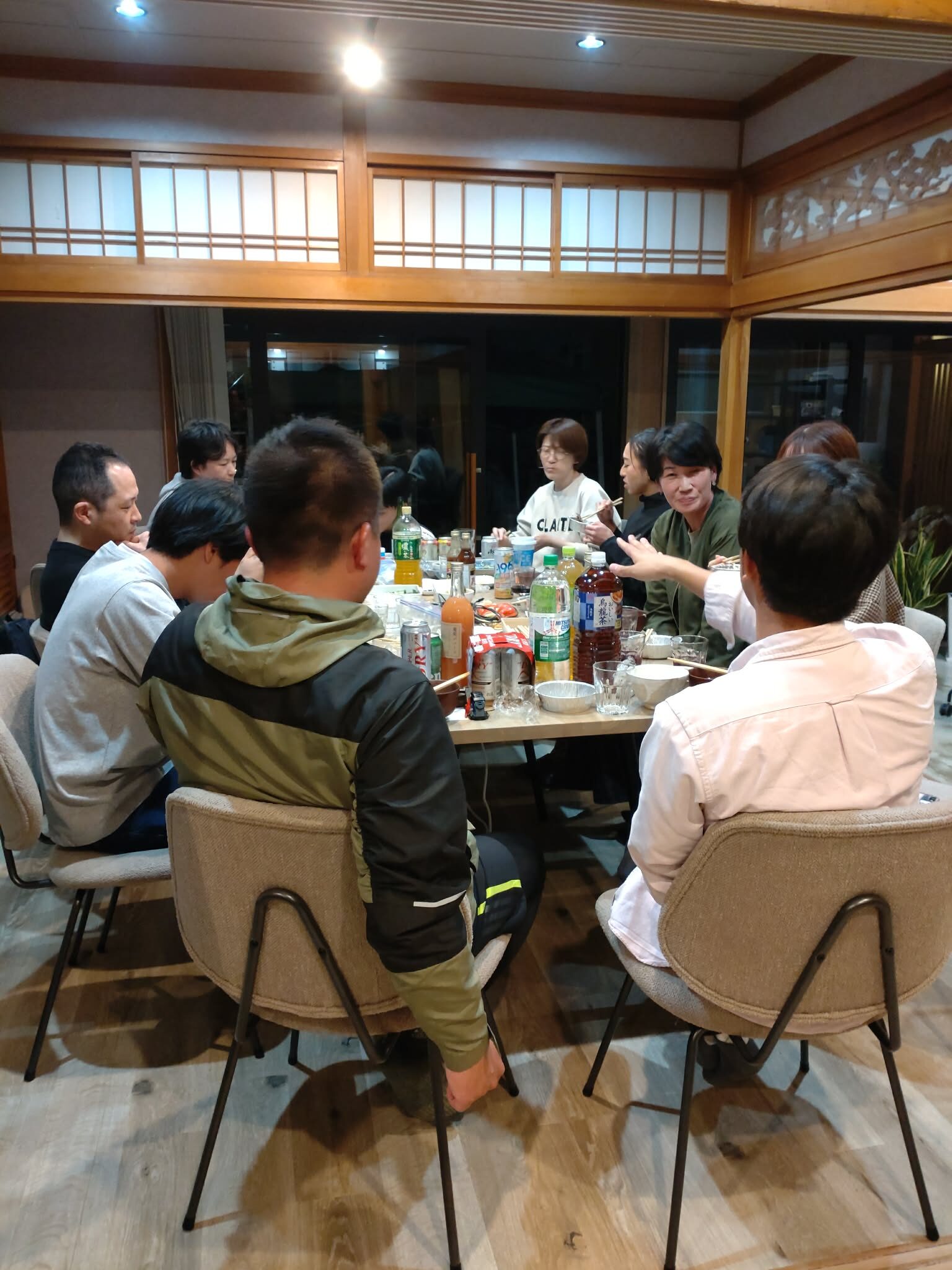 HANAMAKI BASEで地域関係者と夕食を囲み交流する学生