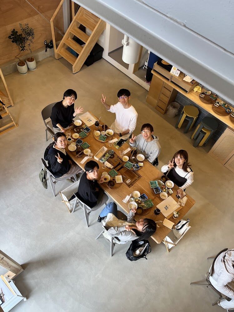 美浜町の青会食堂で地域の食材を使った料理を味わう学生