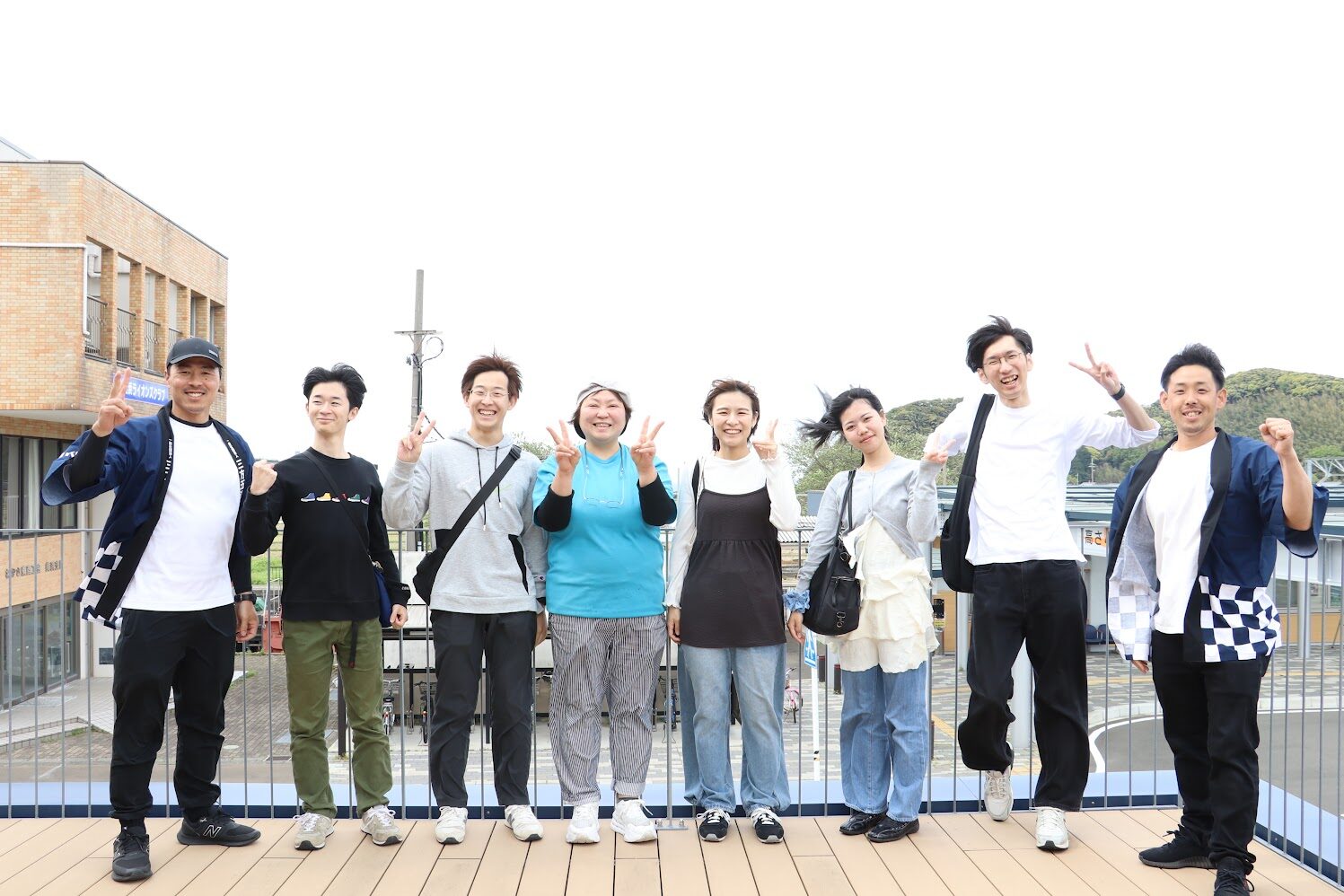 三方五湖青年会議所の皆さんや秋山さんと交流する学生