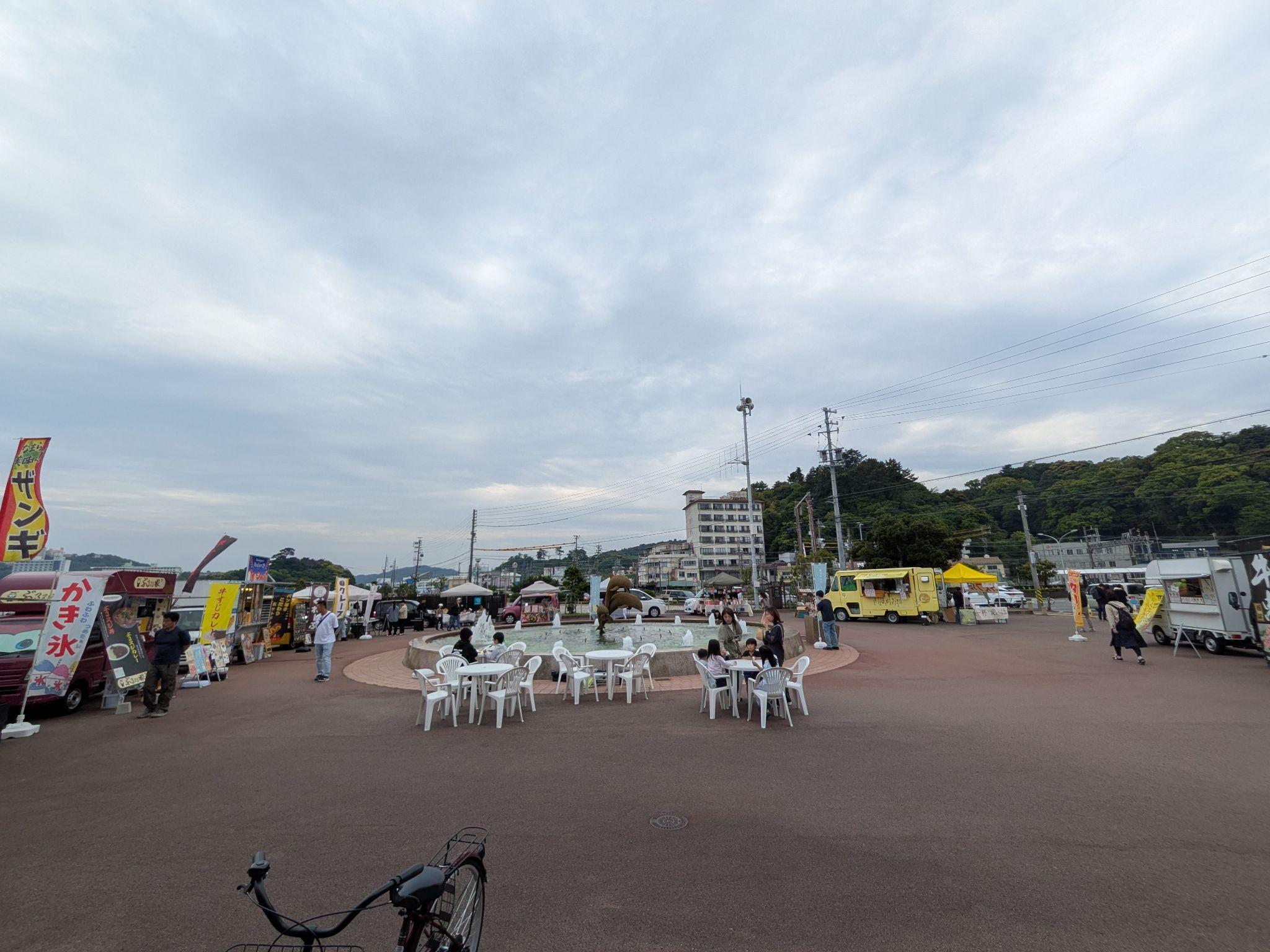 鳥羽駅前ドルフィン広場で開催された地域イベントの会場