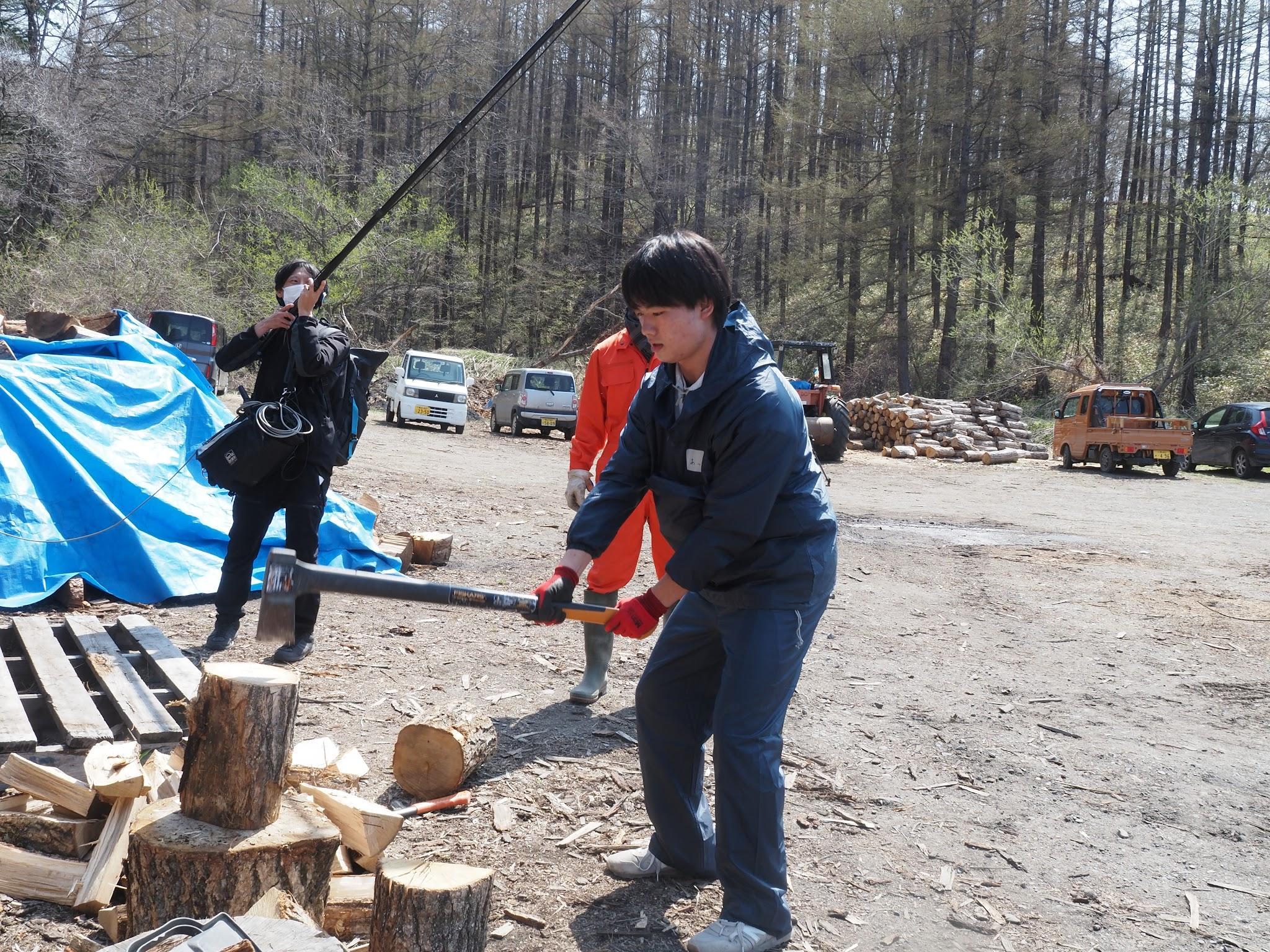 浦幌木炭で薪割りを体験する学生