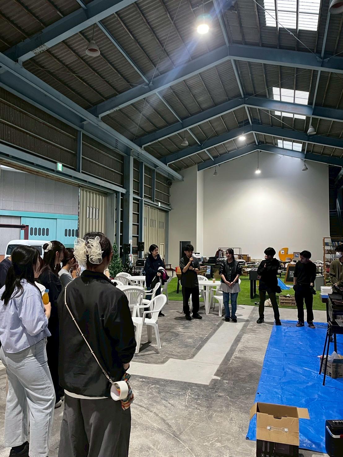 KiccaBASEで地域住民や学生が交流する様子