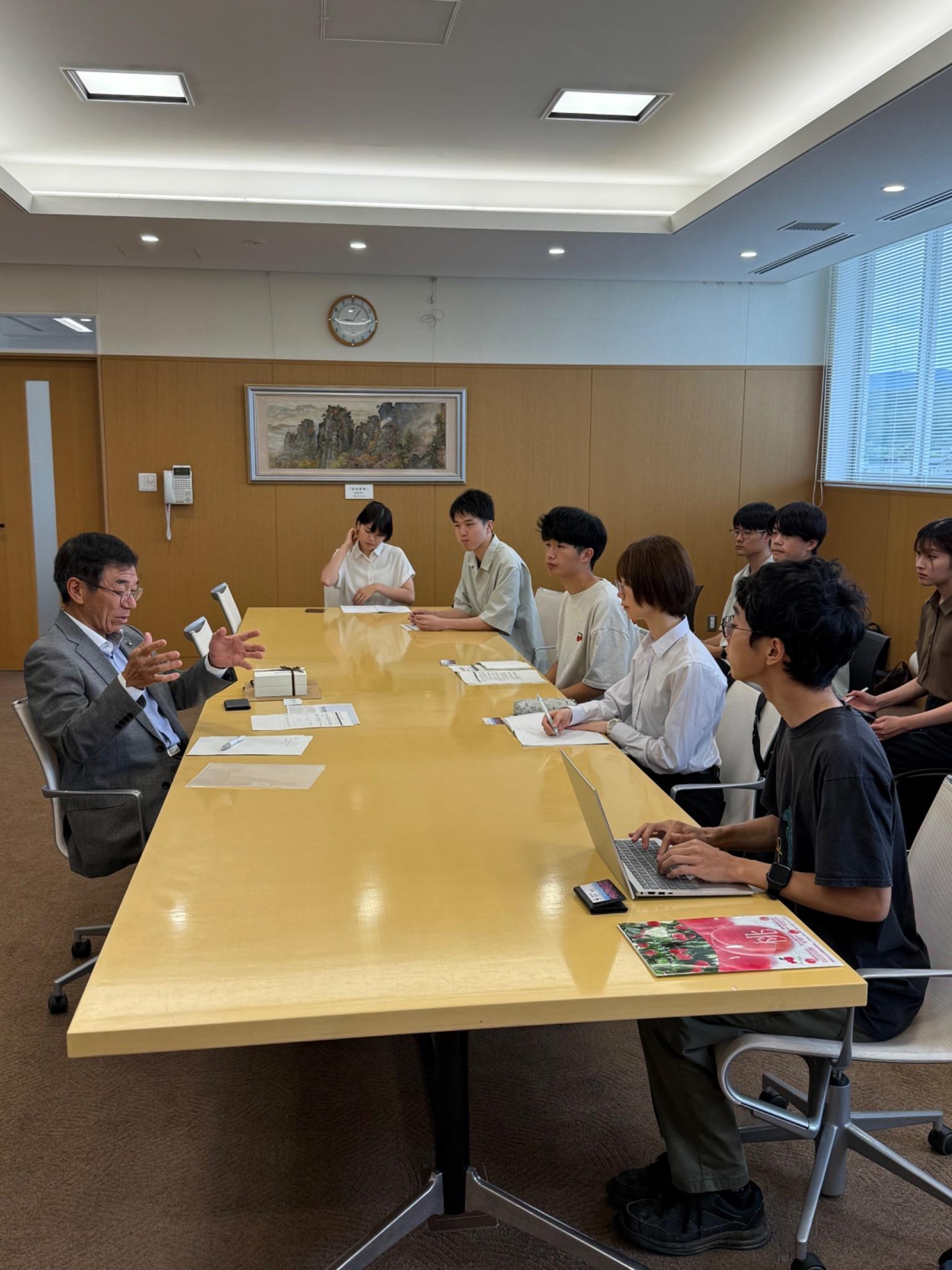 伊達市の農業政策についてヒアリングする学生