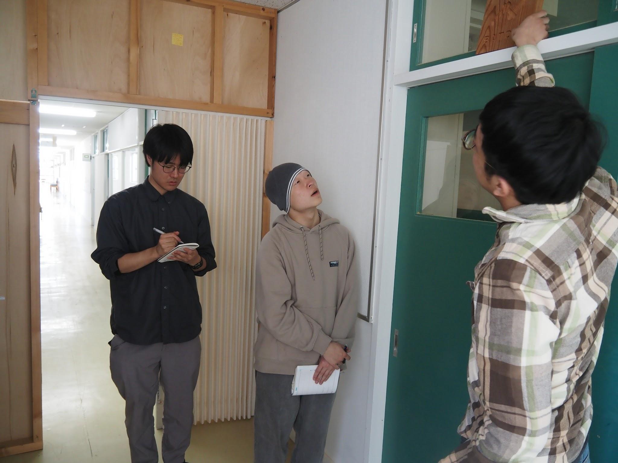 旧常室小学校を改修したTOKOMURO Lab.を見学する学生
