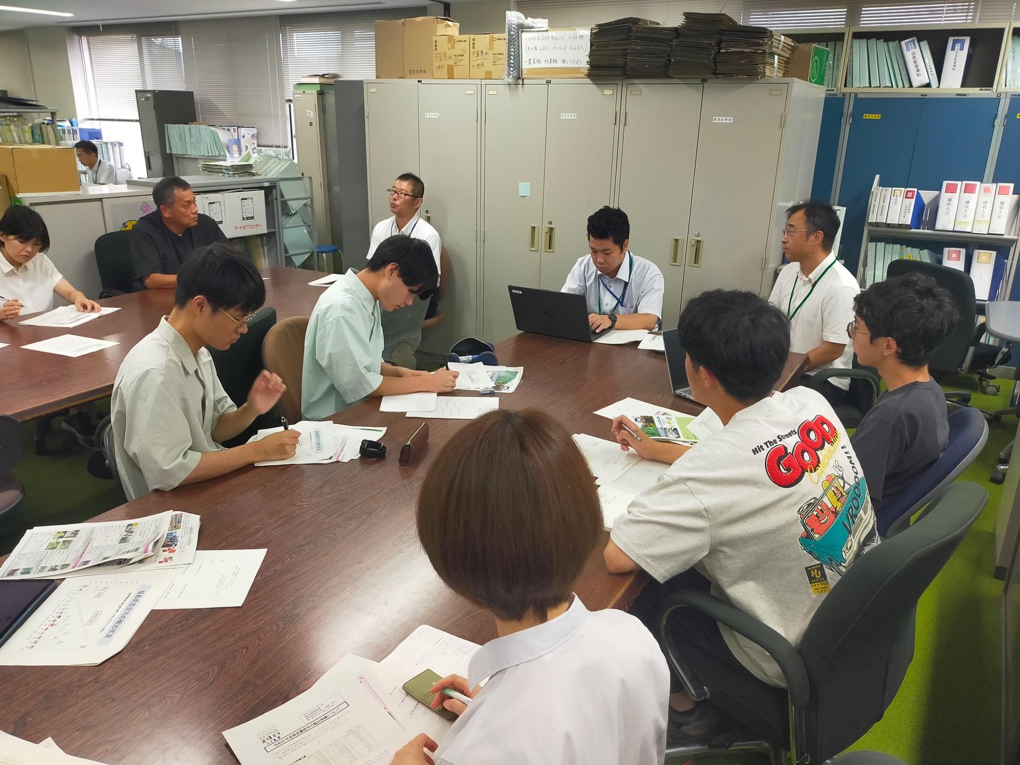 福島県の農業政策について意見交換する学生
