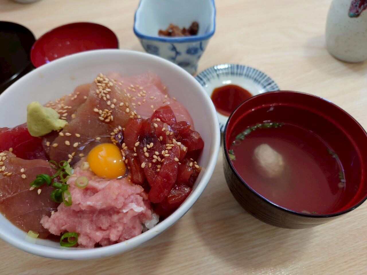 三崎港周辺で味わったマグロとろとろ丼