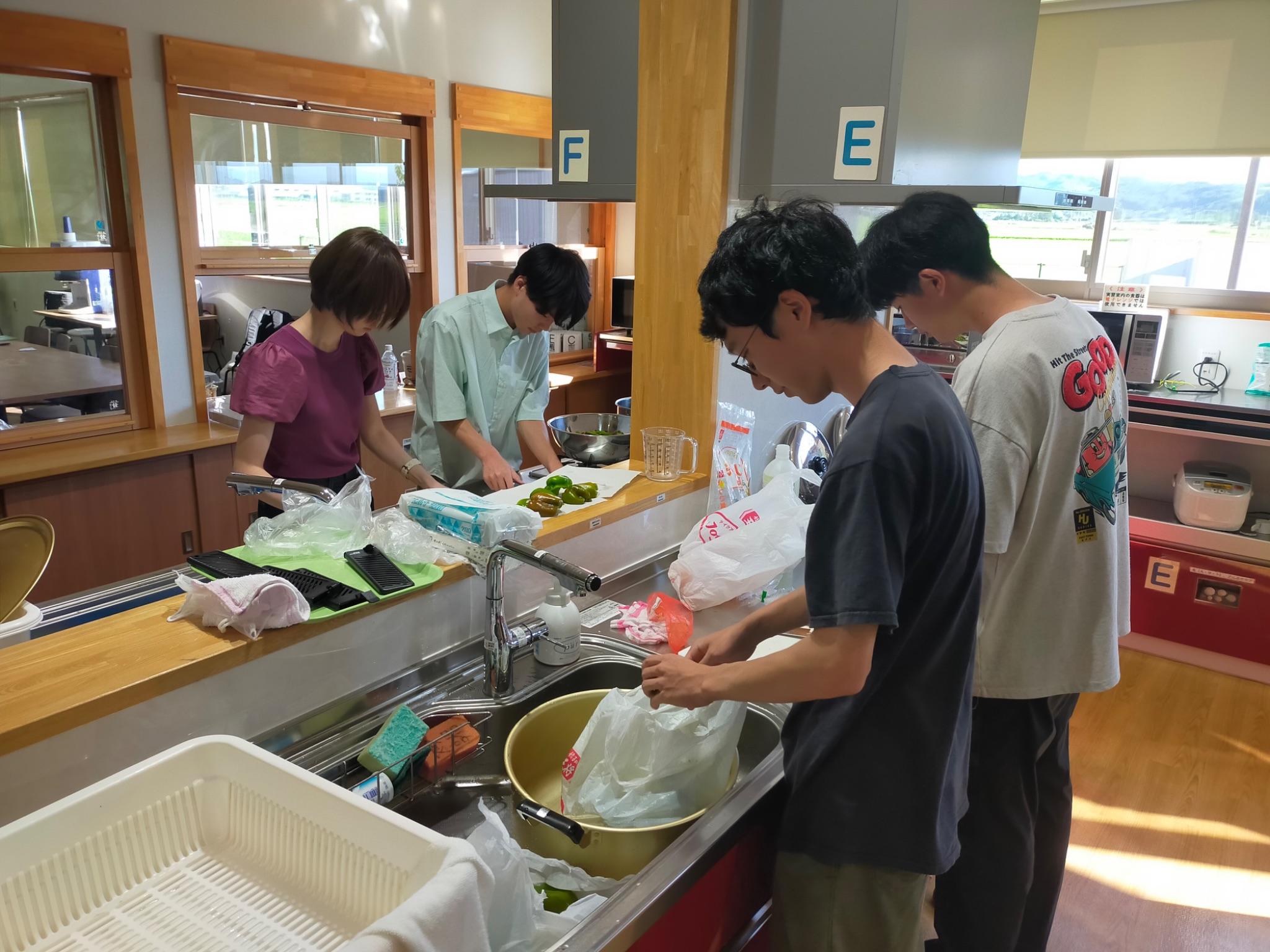 規格外野菜を使って地域の方々と夕食を作る学生