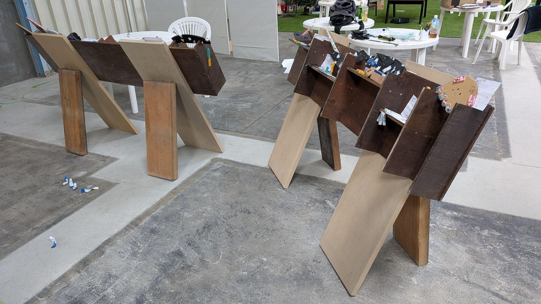 空き家の古材を使って学生が制作したアート作品展示棚