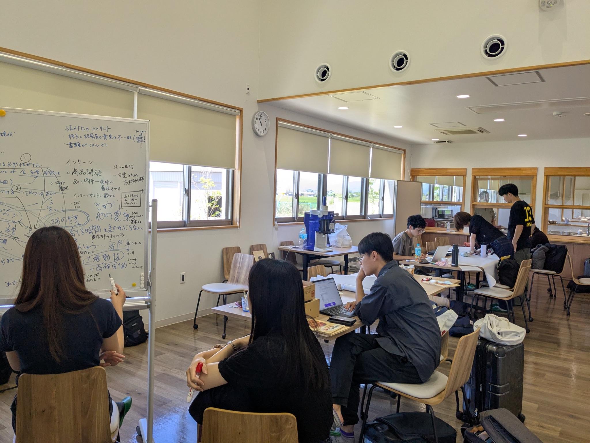 旧五十沢小学校で中間発表の準備を行う学生