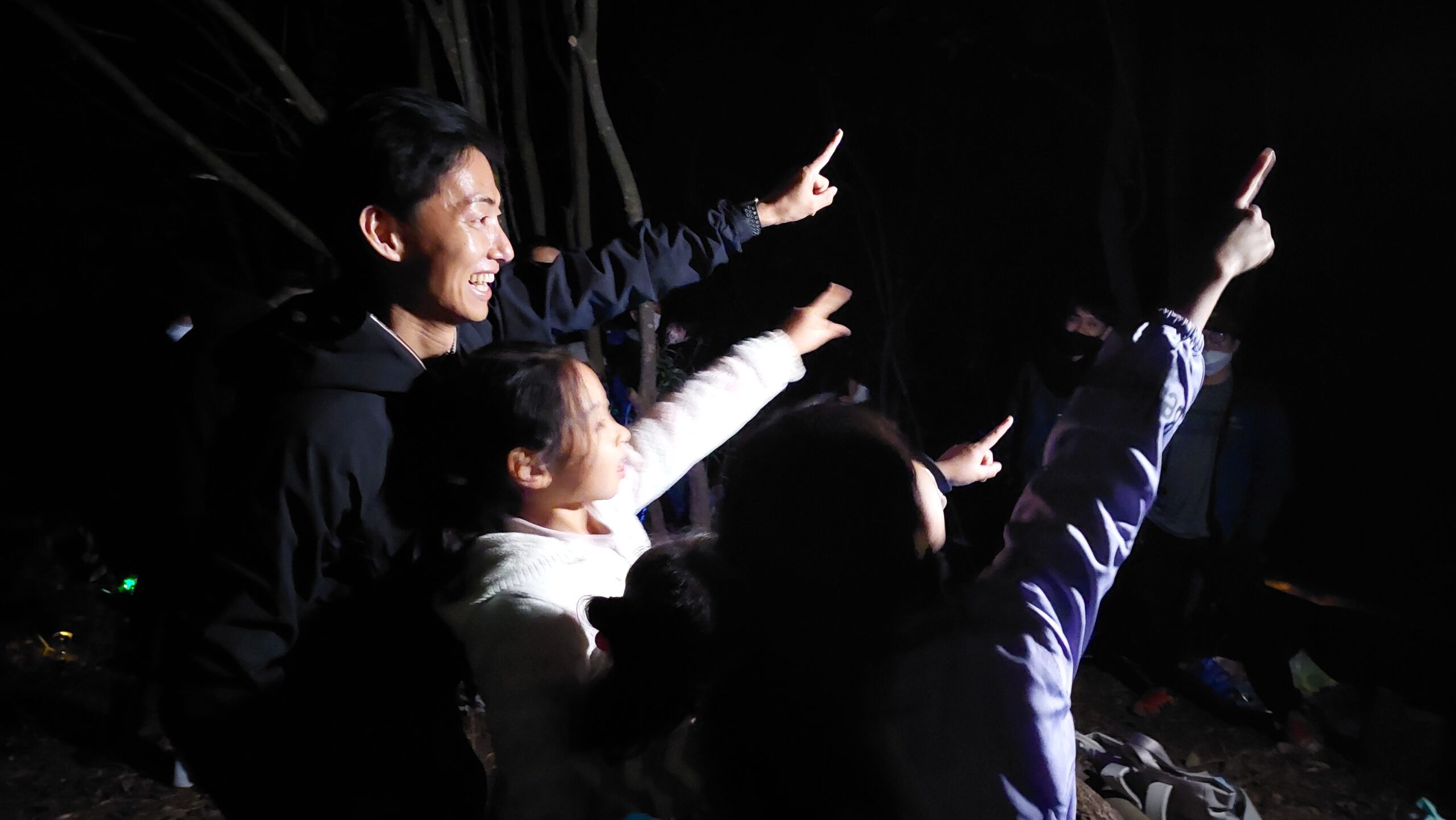 皆既月食観賞会で子どもたちと夜空を見る藤井浩人市長