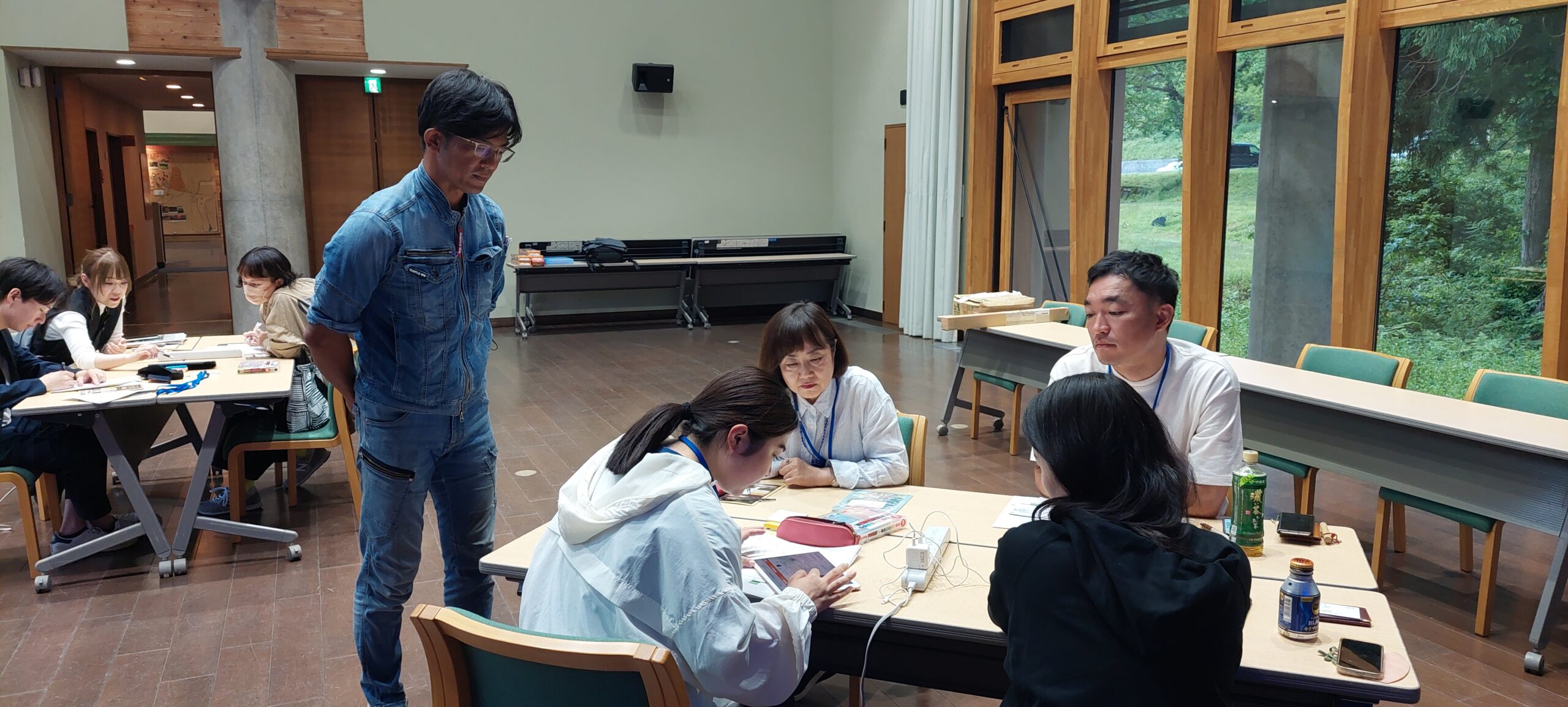 白川郷研修で参加者がグループワークを行う様子