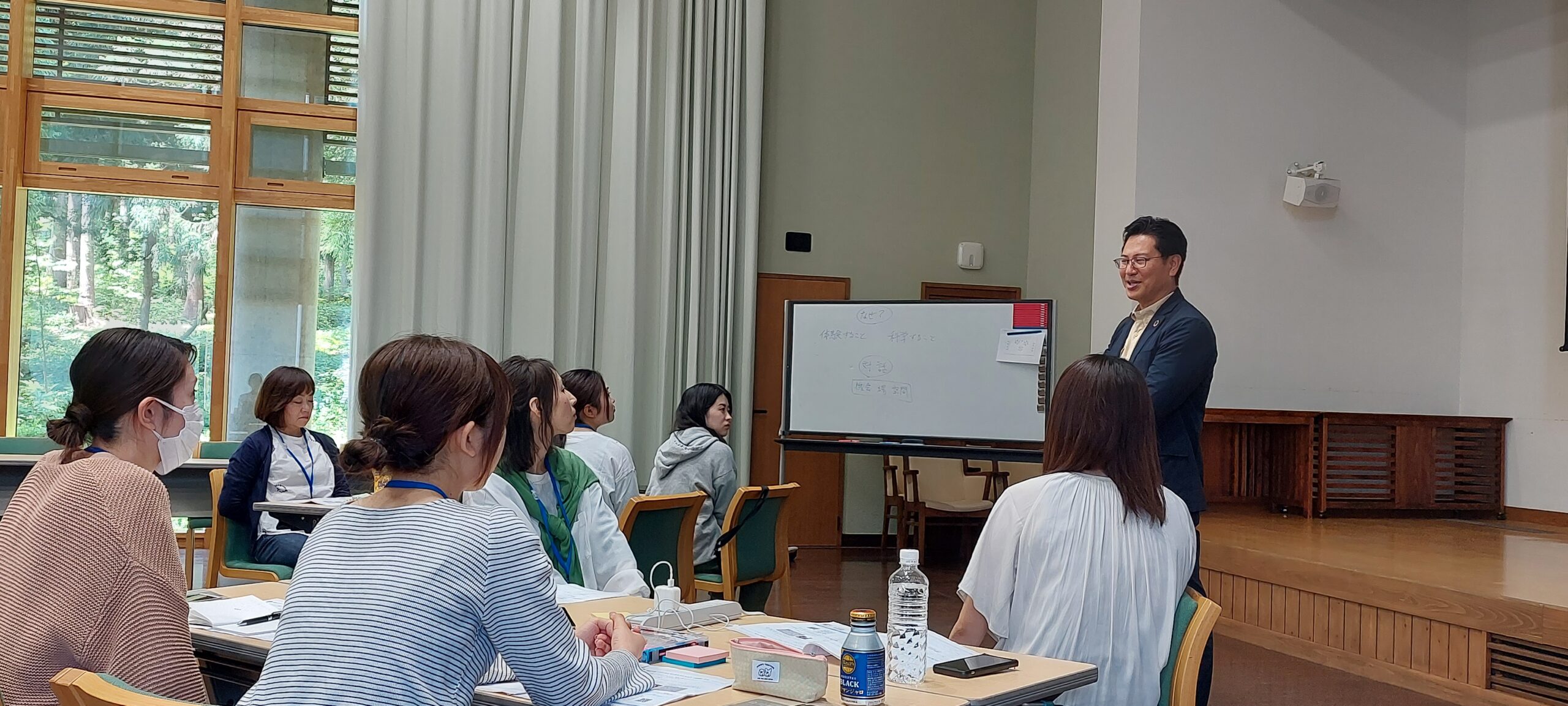 白川郷研修で参加者がグループごとに対話する様子