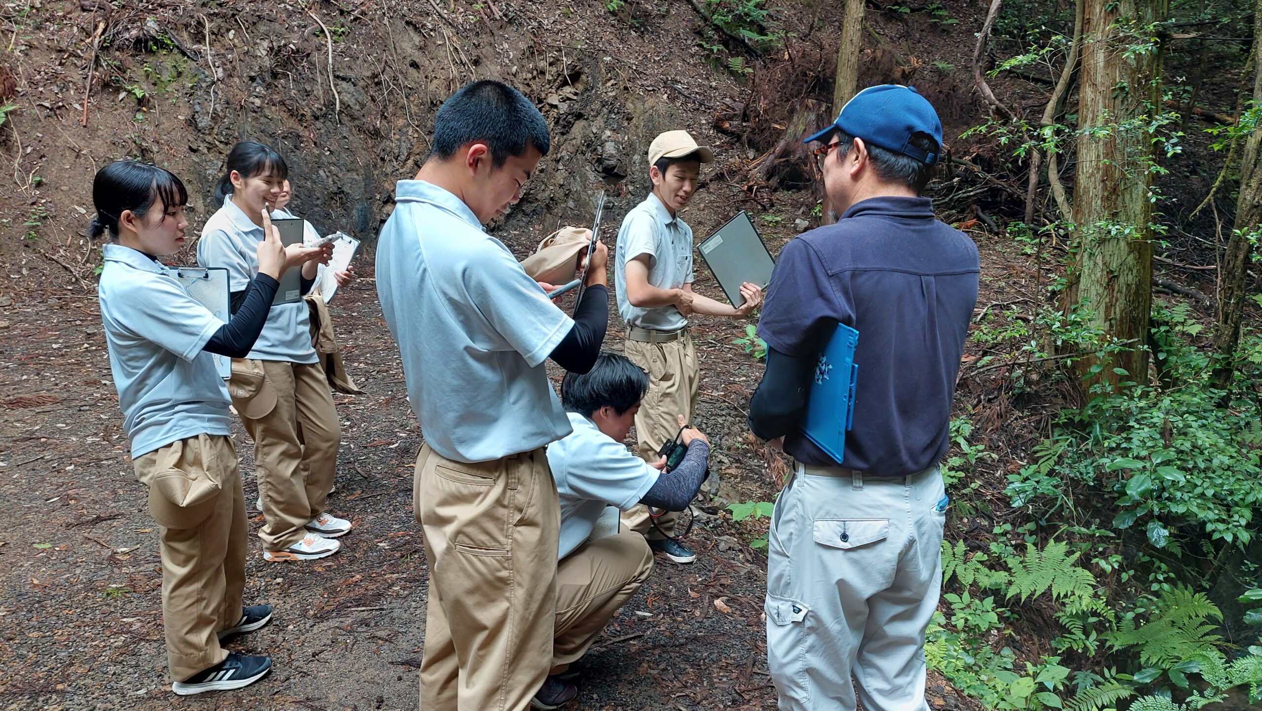 里山で小さな実験を行う参加者