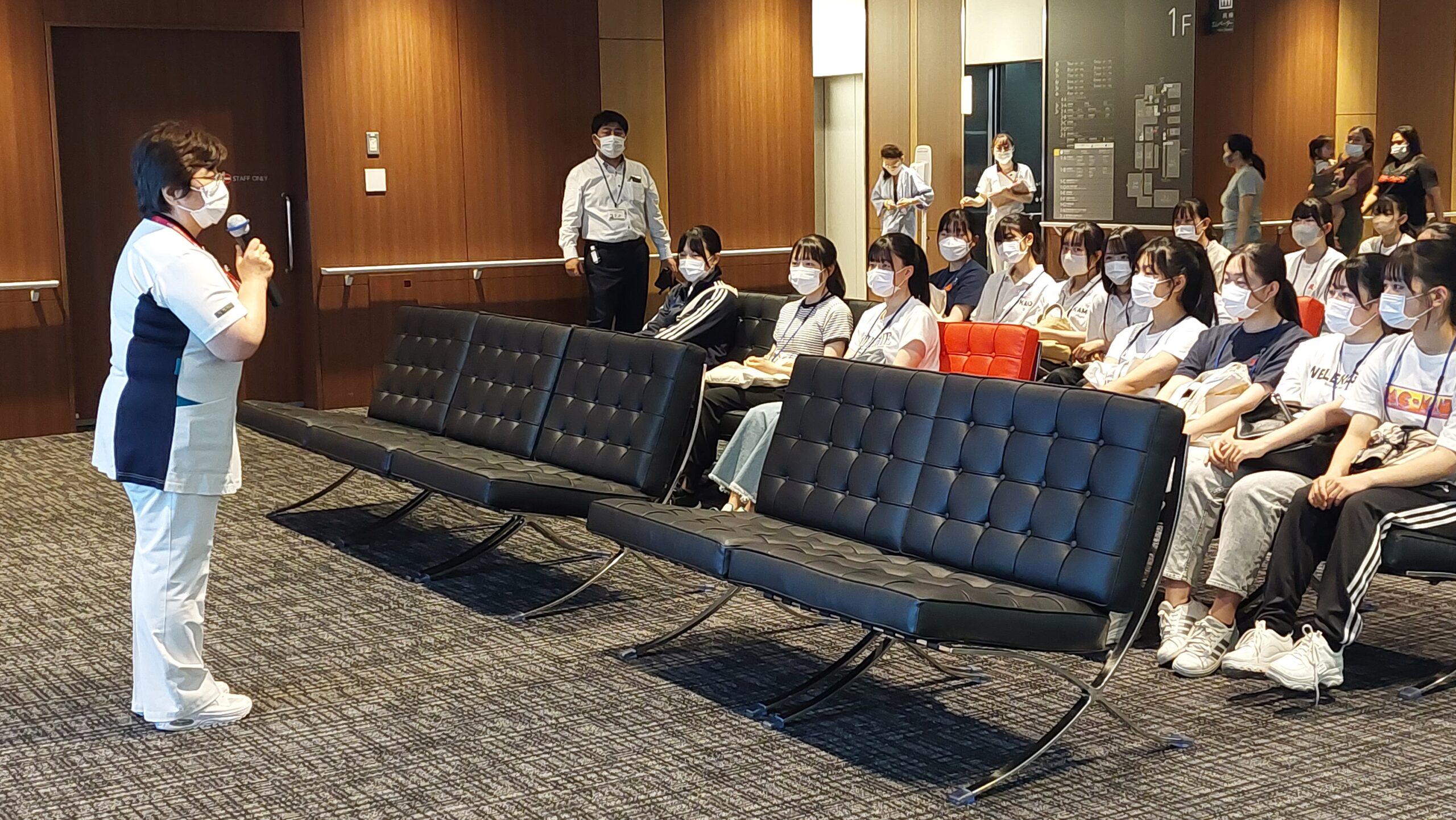 看護師が参加者全体に向けて説明している様子
