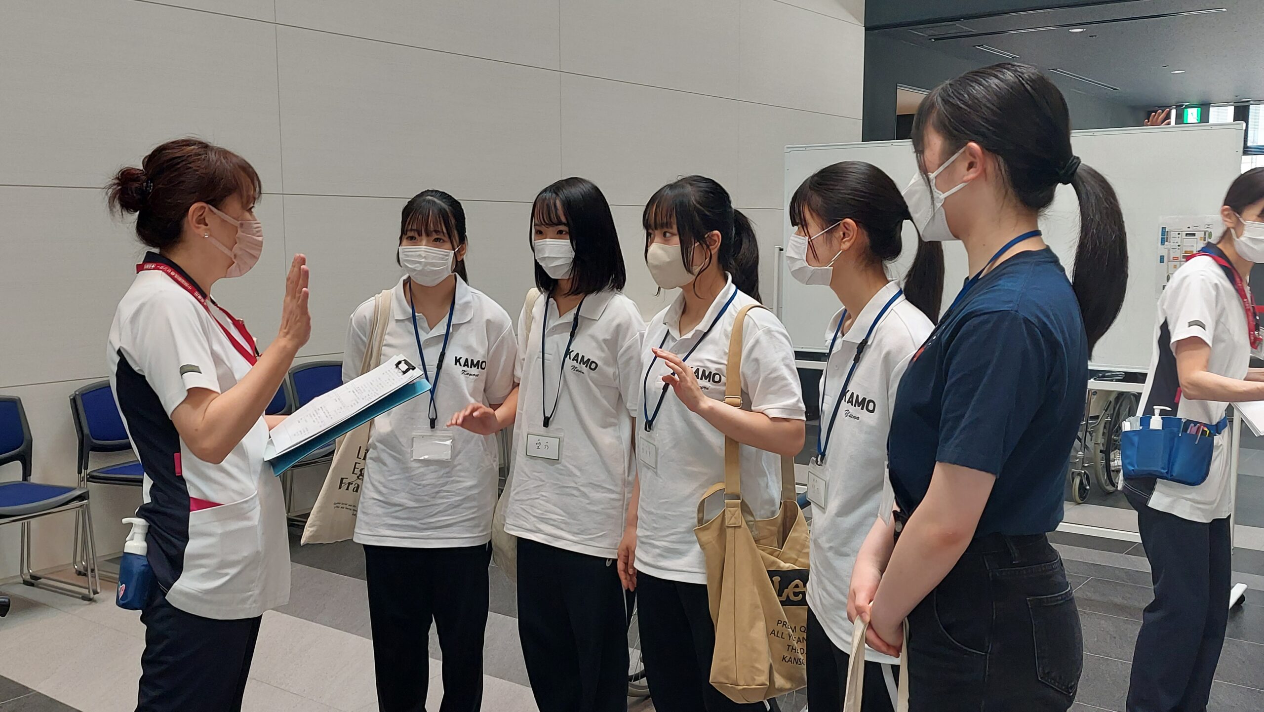 看護師が少人数の高校生グループに説明している様子