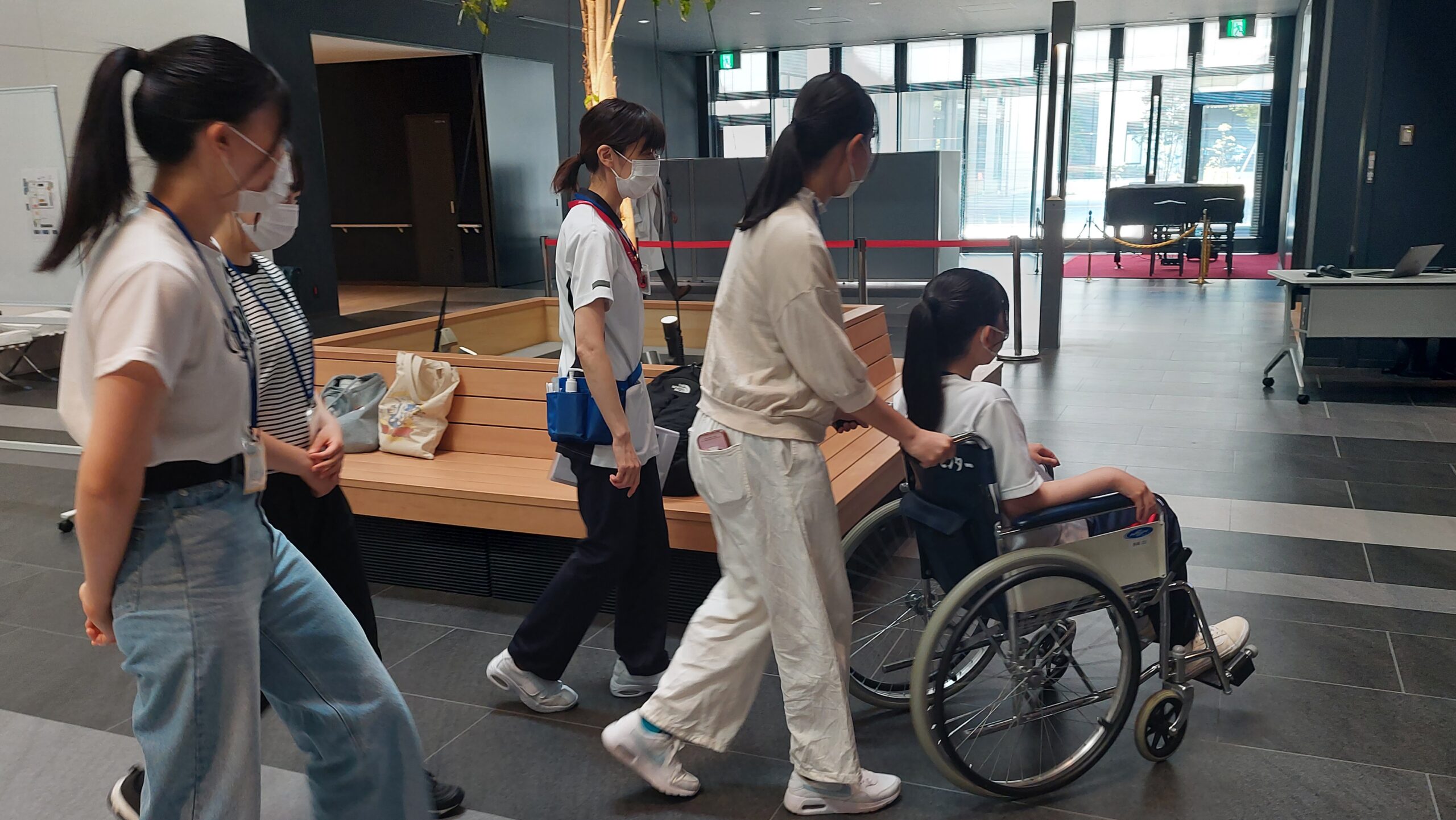 高校生同士で車椅子を押して移動を体験している様子