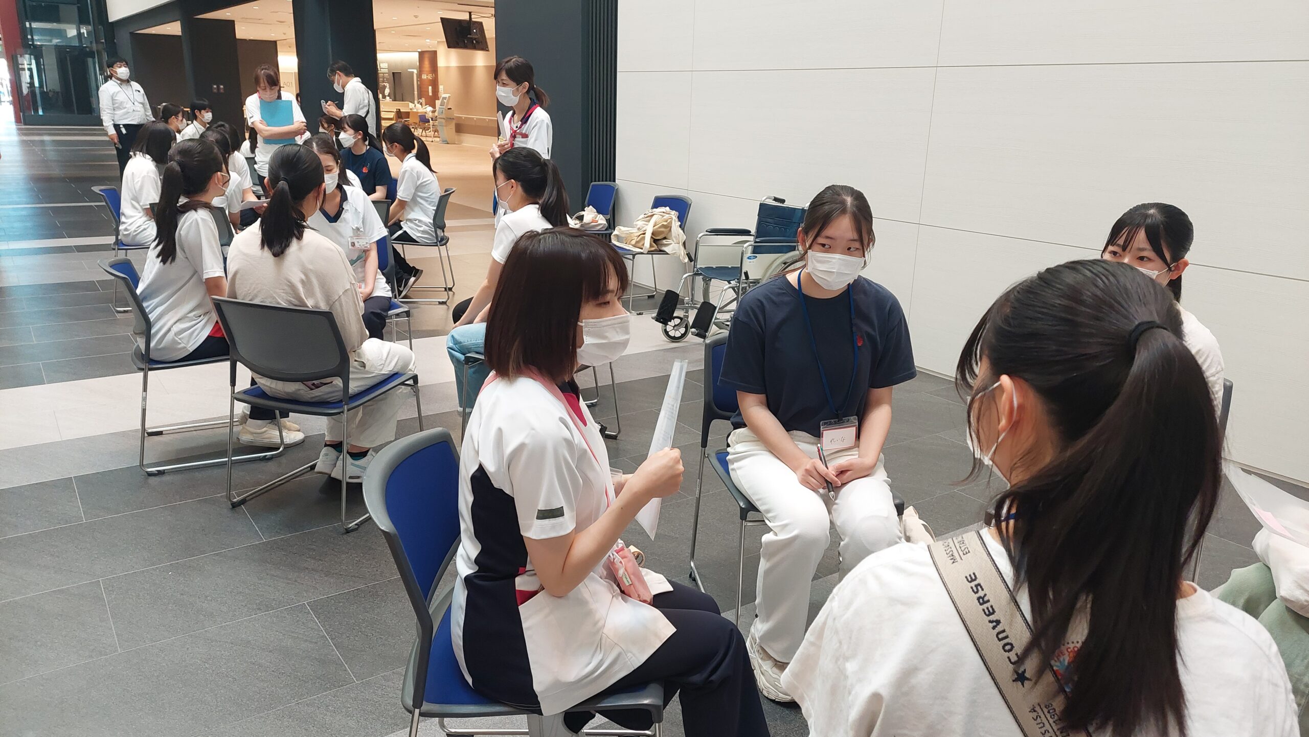 現役看護師を囲んで高校生が進路や看護の仕事について質問している様子