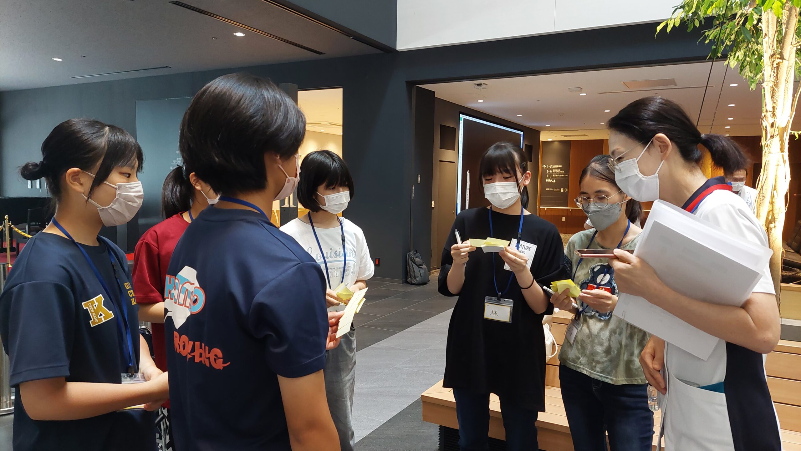 看護師と高校生が付箋を見ながら気づきを共有している様子