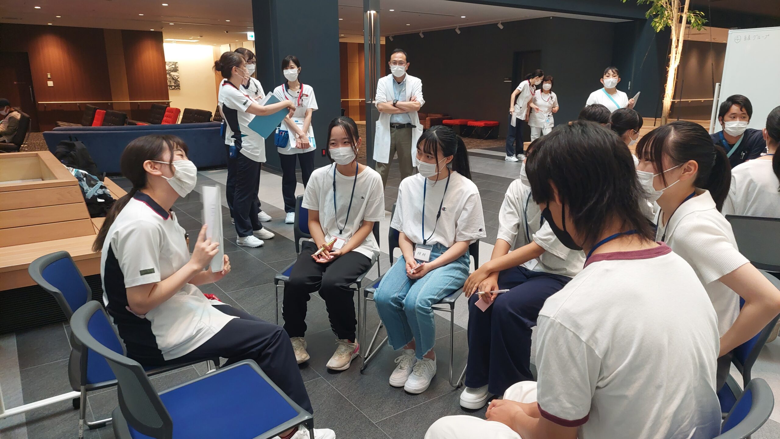 高校生と現役看護師が円になって対話している様子