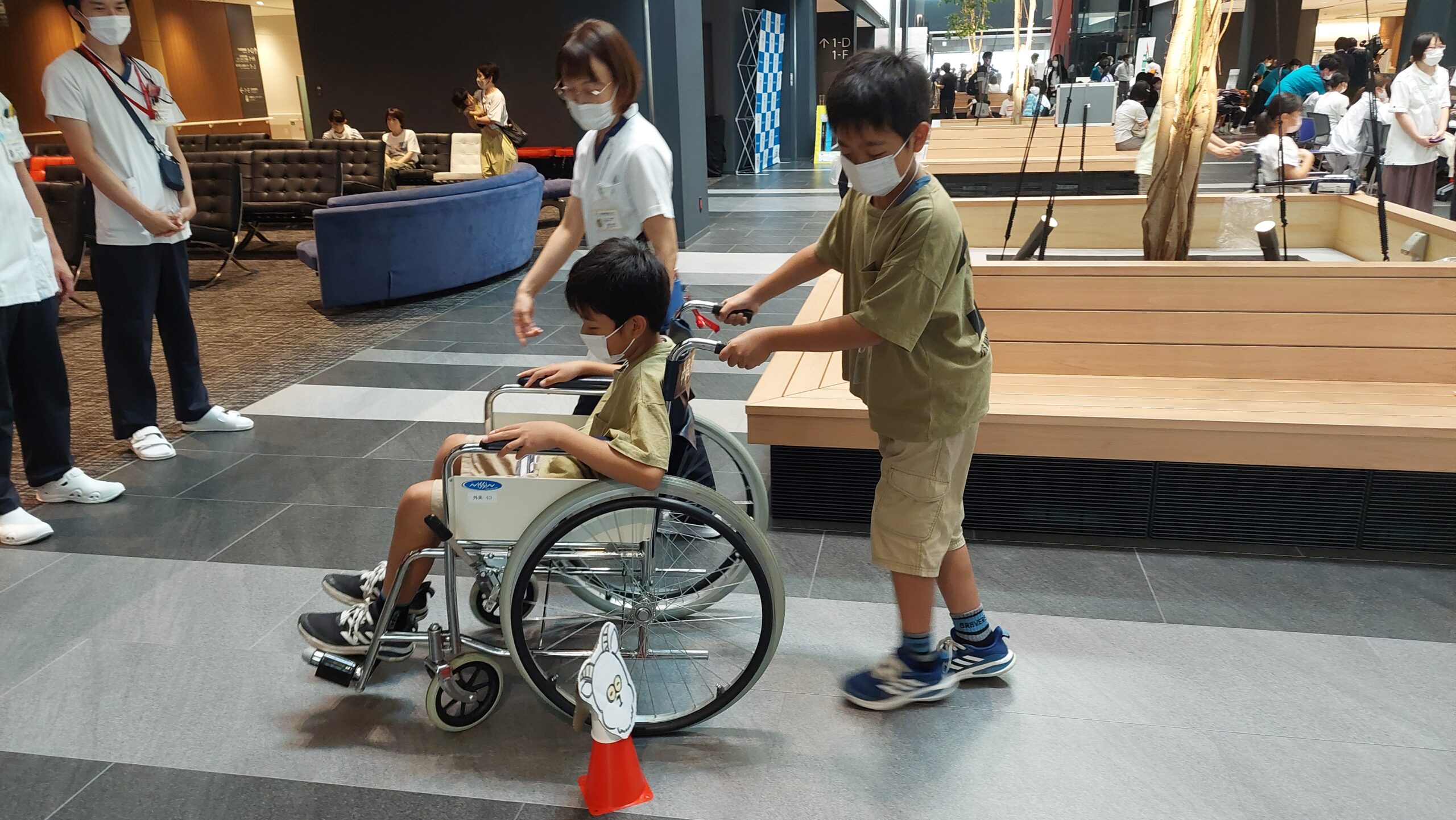 医師や医療技術職から説明を受ける参加者