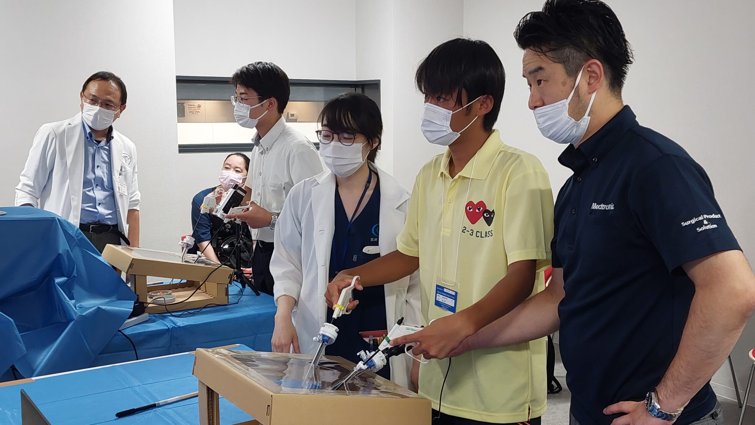 最先端の医療設備を見学する高校生