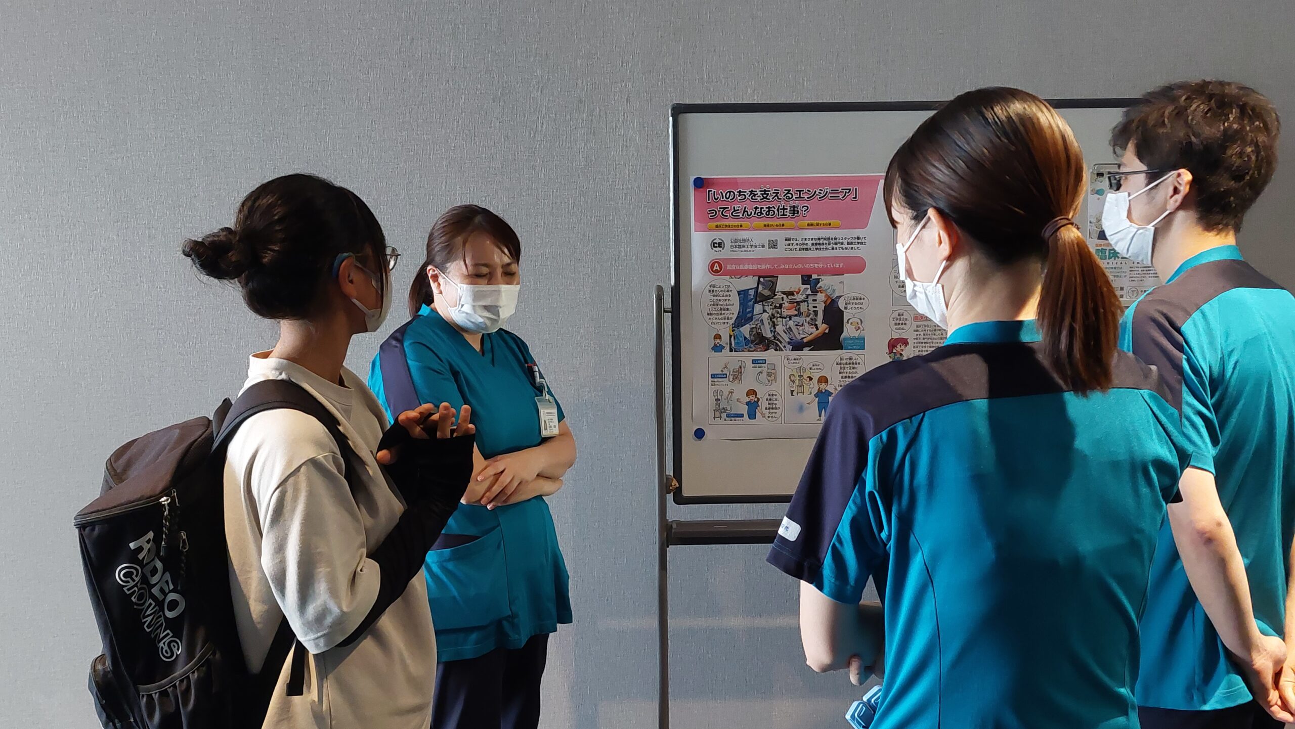 オープンホスピタル終了後に医療技師へ質問する高校生